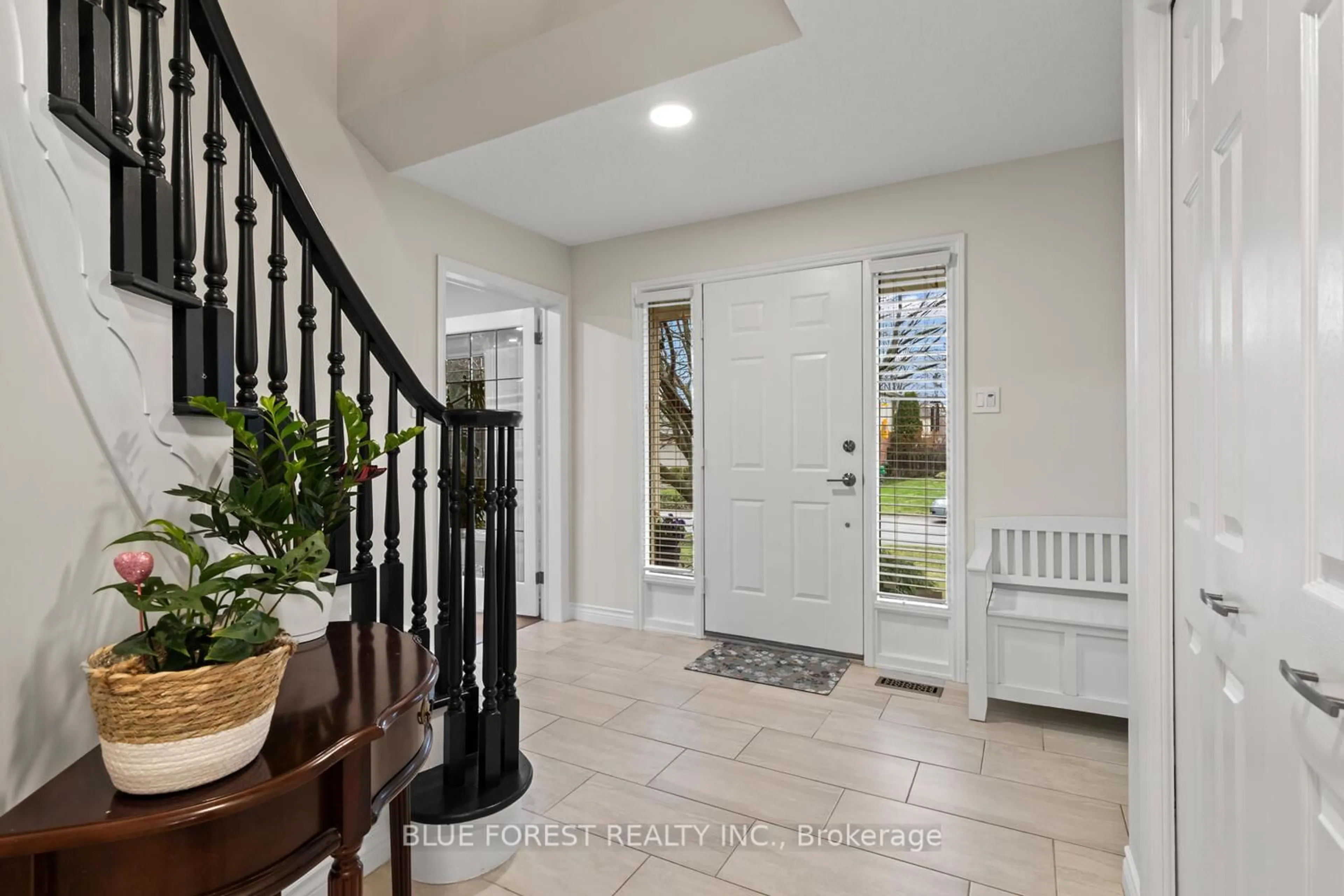 Indoor entryway for 459 BILLYBROOK Cres, London North Ontario N5X 2Y7