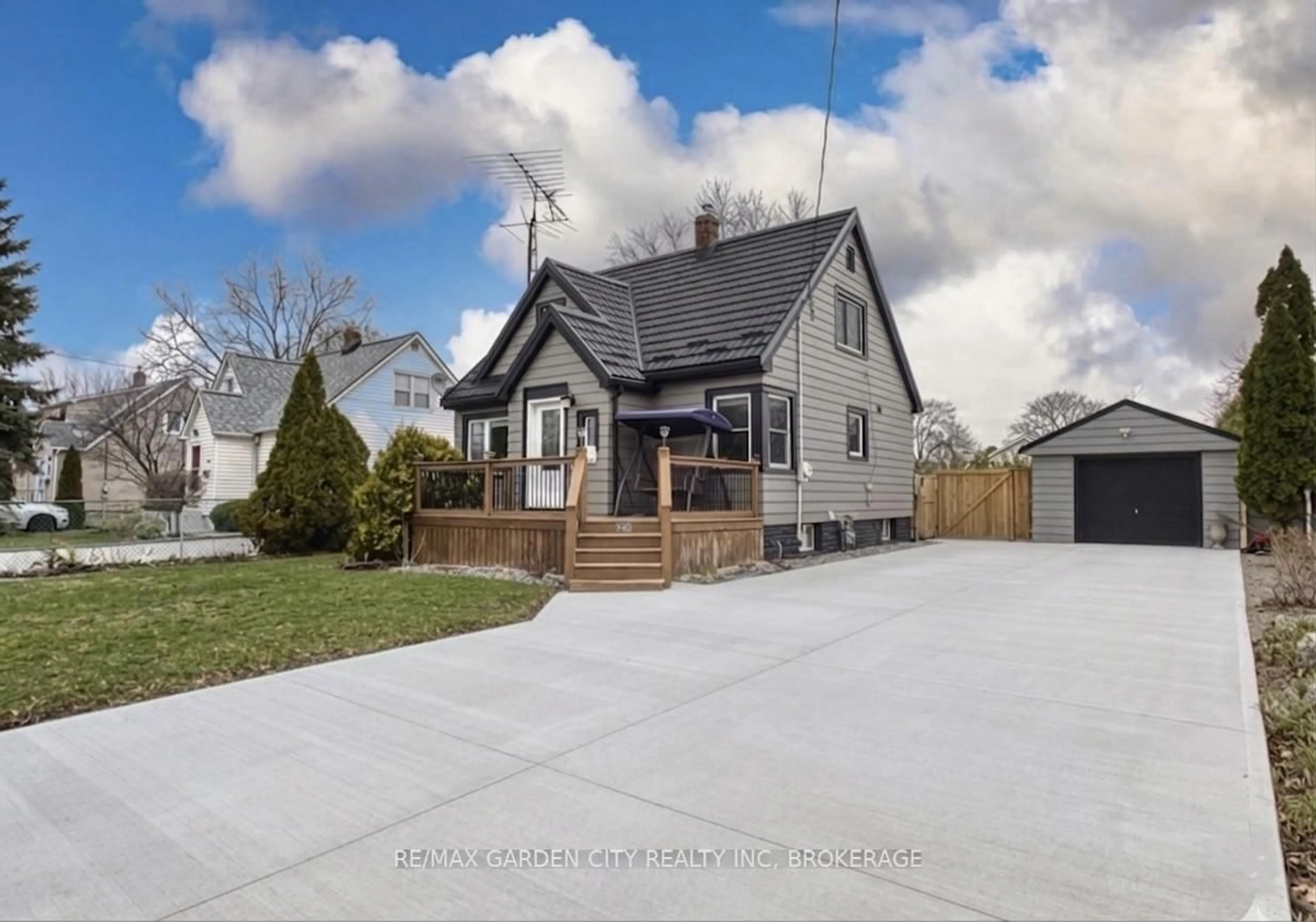 A pic from outside/outdoor area/front of a property/back of a property/a pic from drone, street for 456 Geneva St, St. Catharines Ontario L2N 2H3