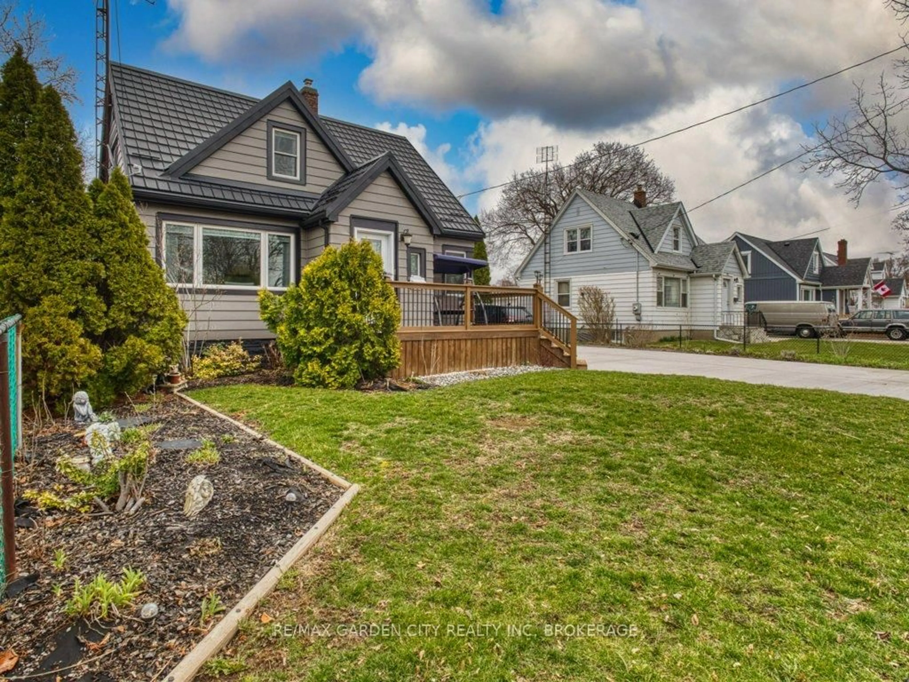 Home with vinyl exterior material, street for 456 Geneva St, St. Catharines Ontario L2N 2H3