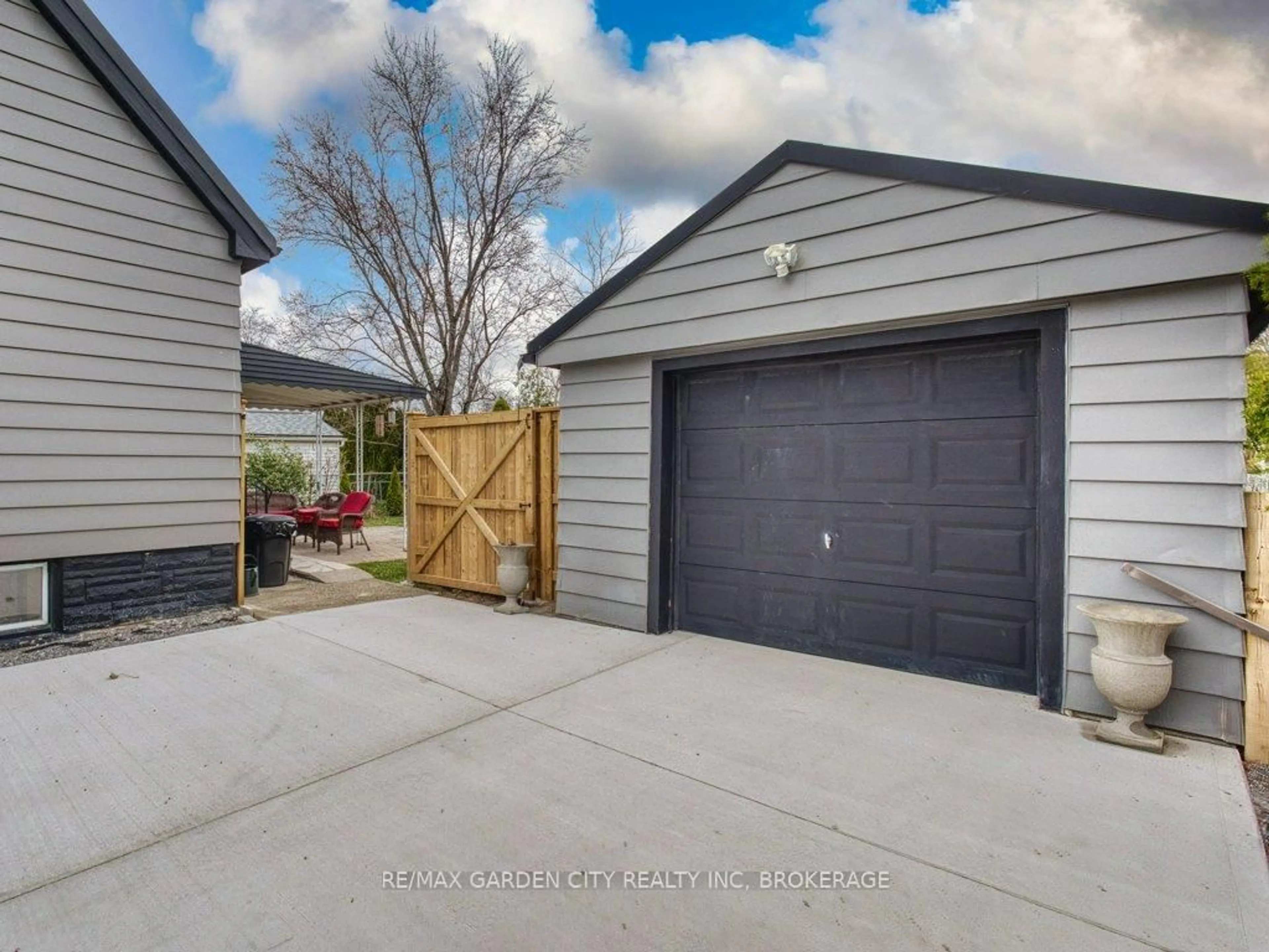 Indoor garage for 456 Geneva St, St. Catharines Ontario L2N 2H3