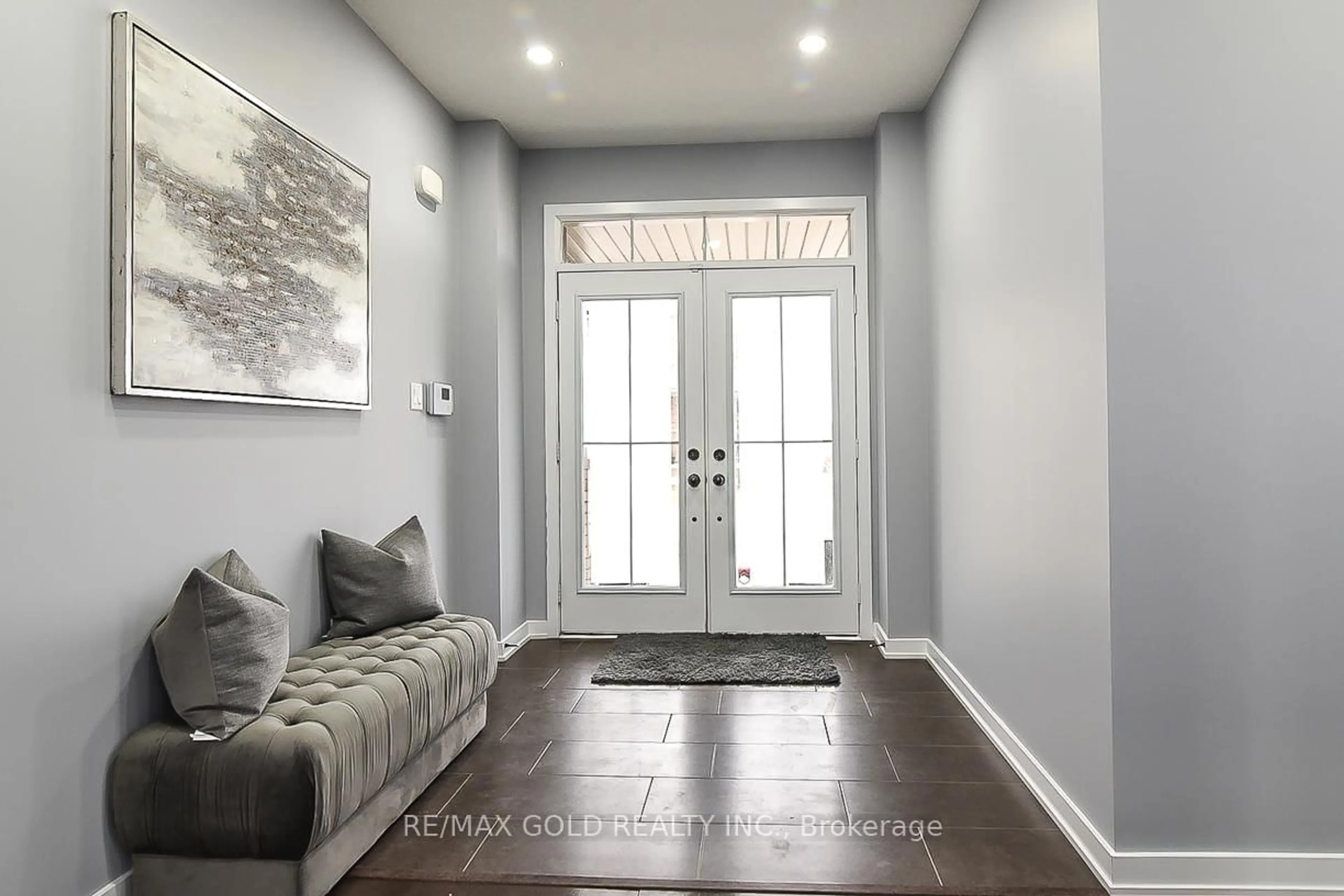 Indoor entryway for 206 Crafter Cres, Hamilton Ontario L8J 0J1