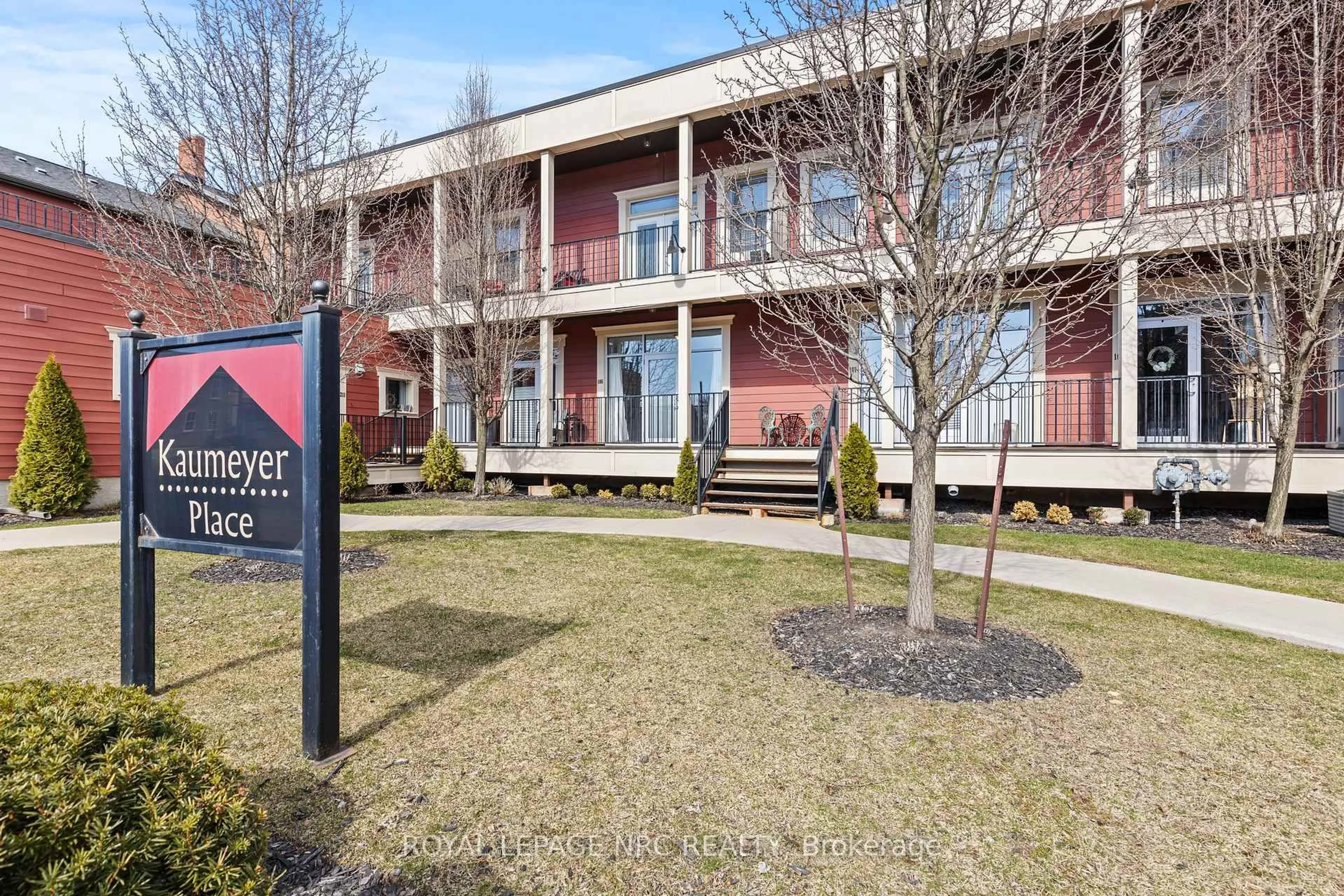 Indoor foyer for 3710 Main St #106, Niagara Falls Ontario L2G 6B1