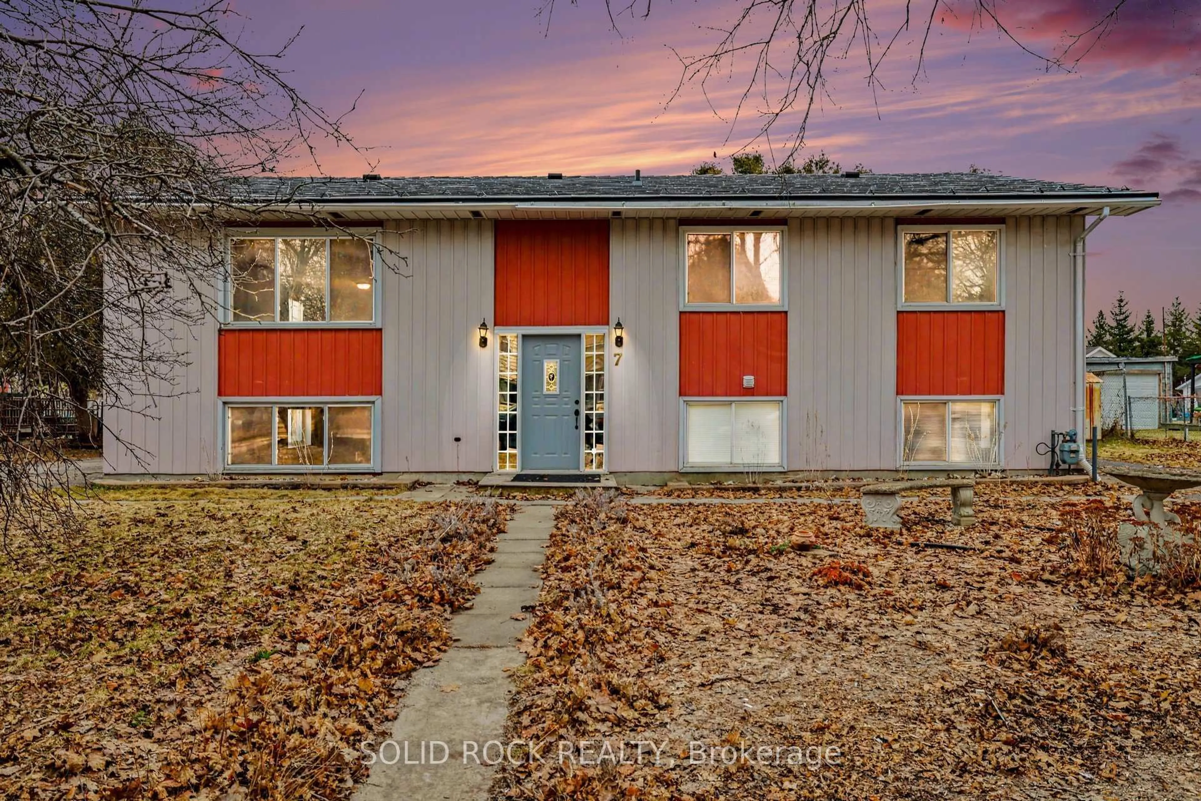 Unknown for 7 Leeds St, Smiths Falls Ontario K7A 2M6