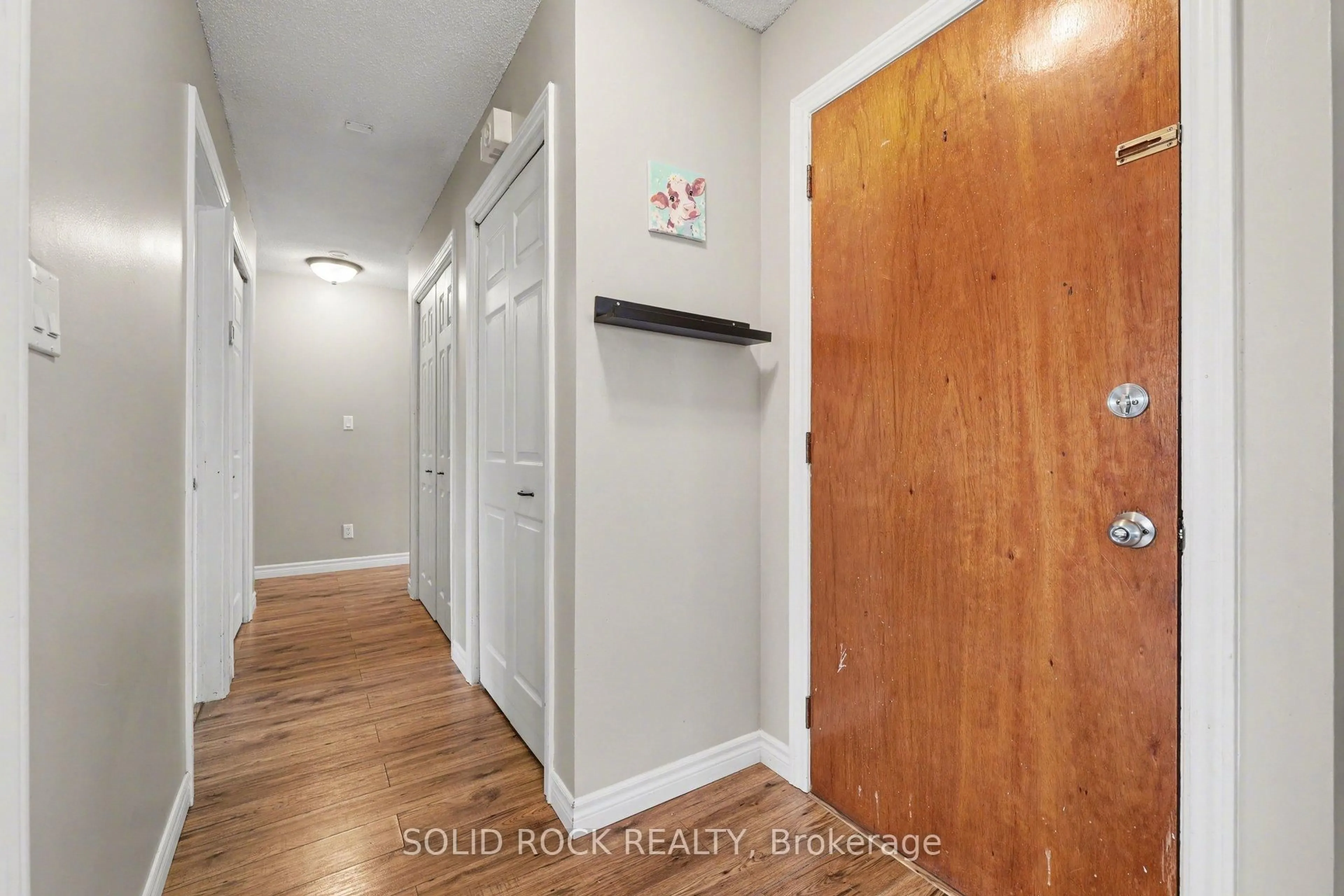 Indoor entryway for 7 Leeds St, Smiths Falls Ontario K7A 2M6