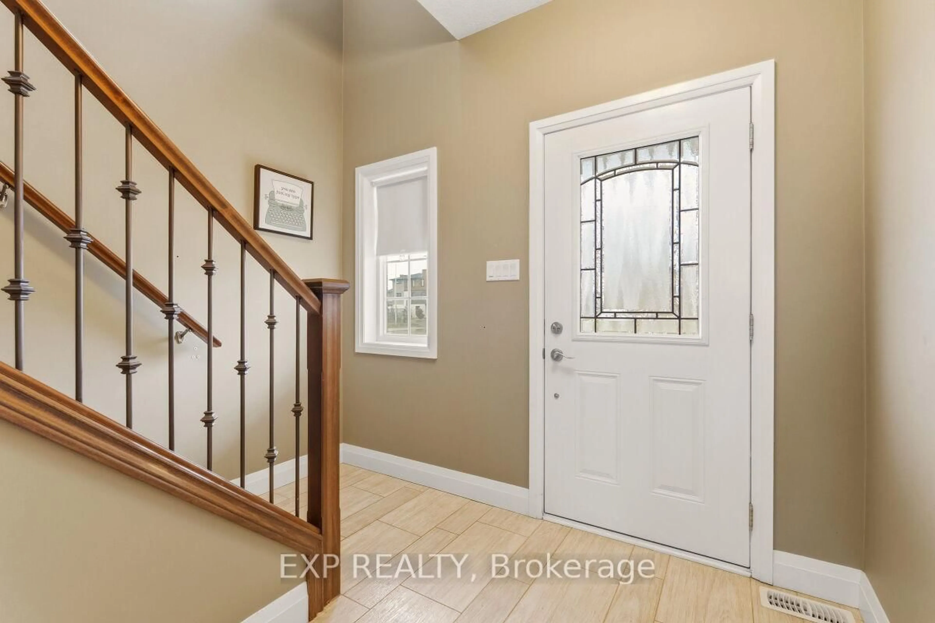Indoor entryway for 2091 Cherrywood Tr, London North Ontario N6H 0C8