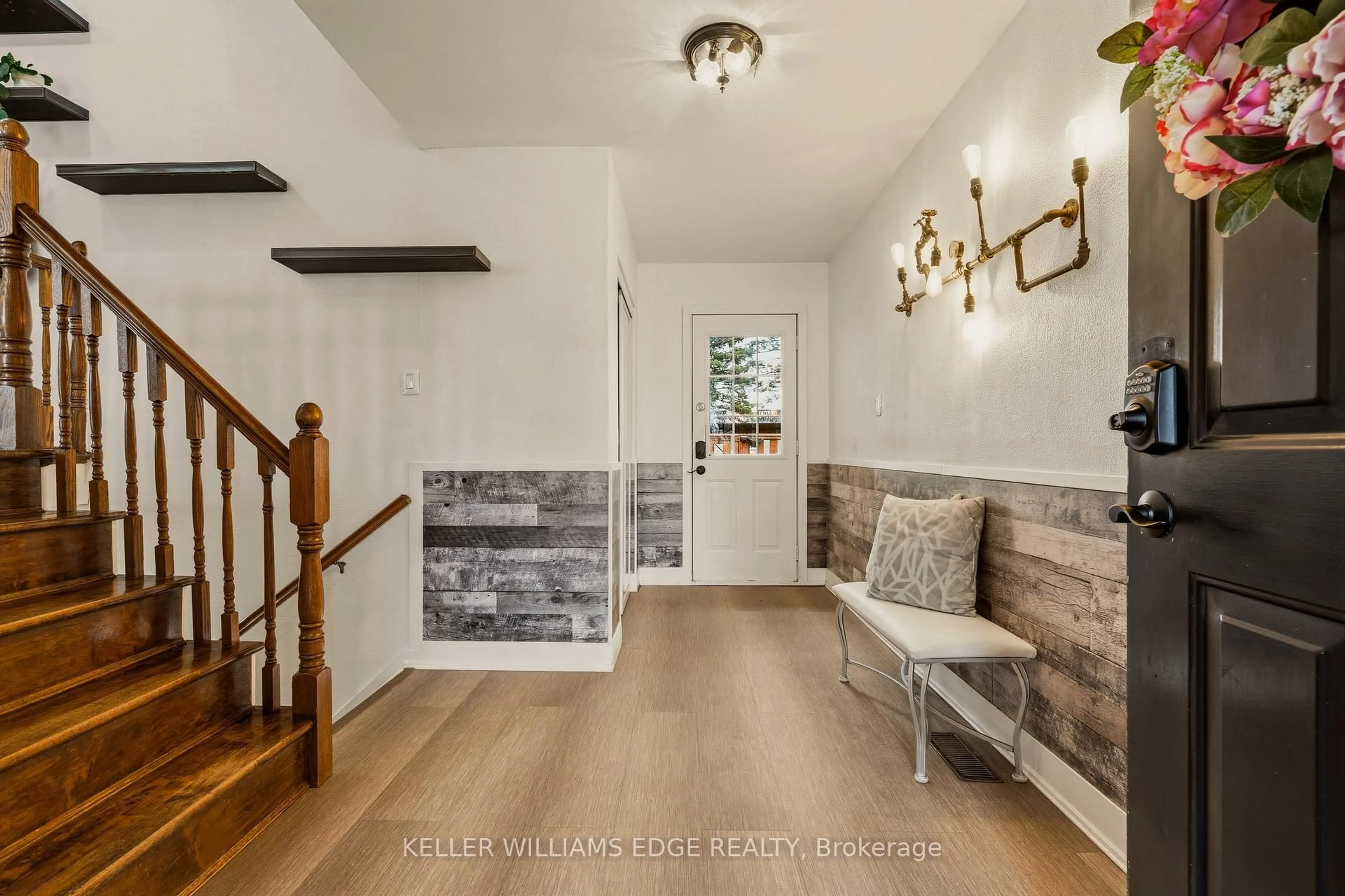 Indoor entryway for 21 Milverton Clse, Hamilton Ontario L0R 2H3