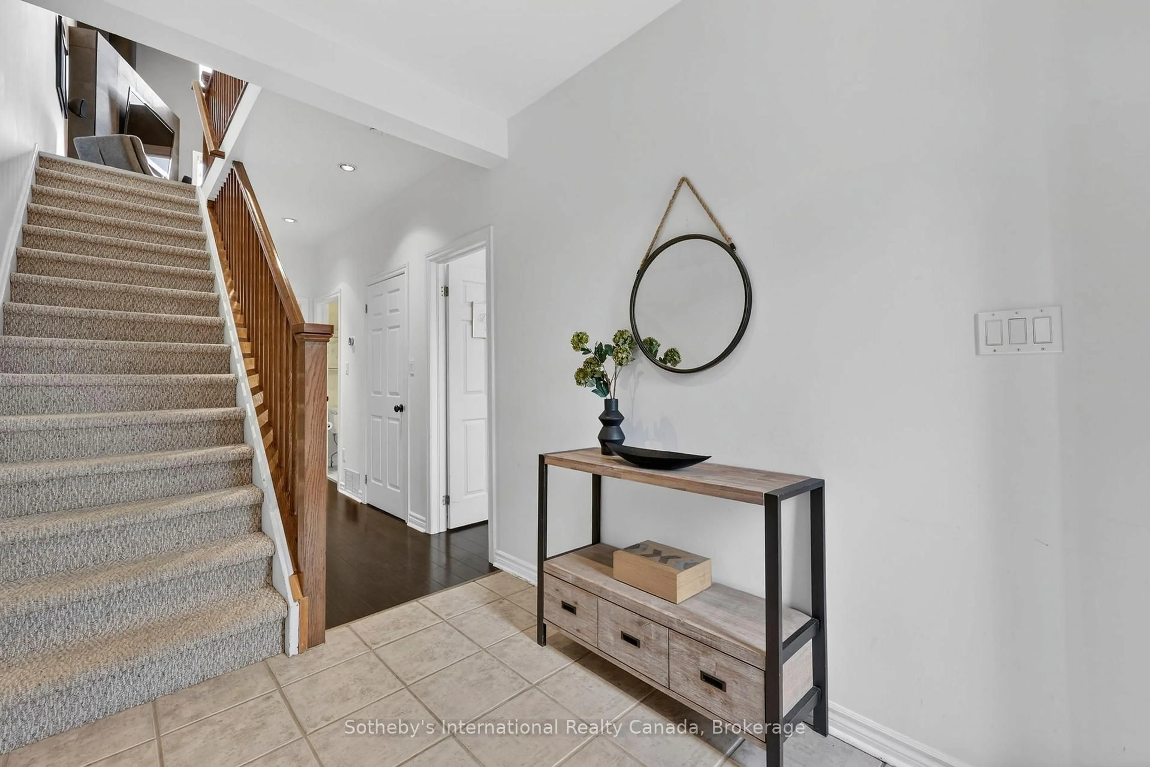 Indoor entryway for 110 KELLIE'S Way #10, Blue Mountains Ontario L9Y 0L6