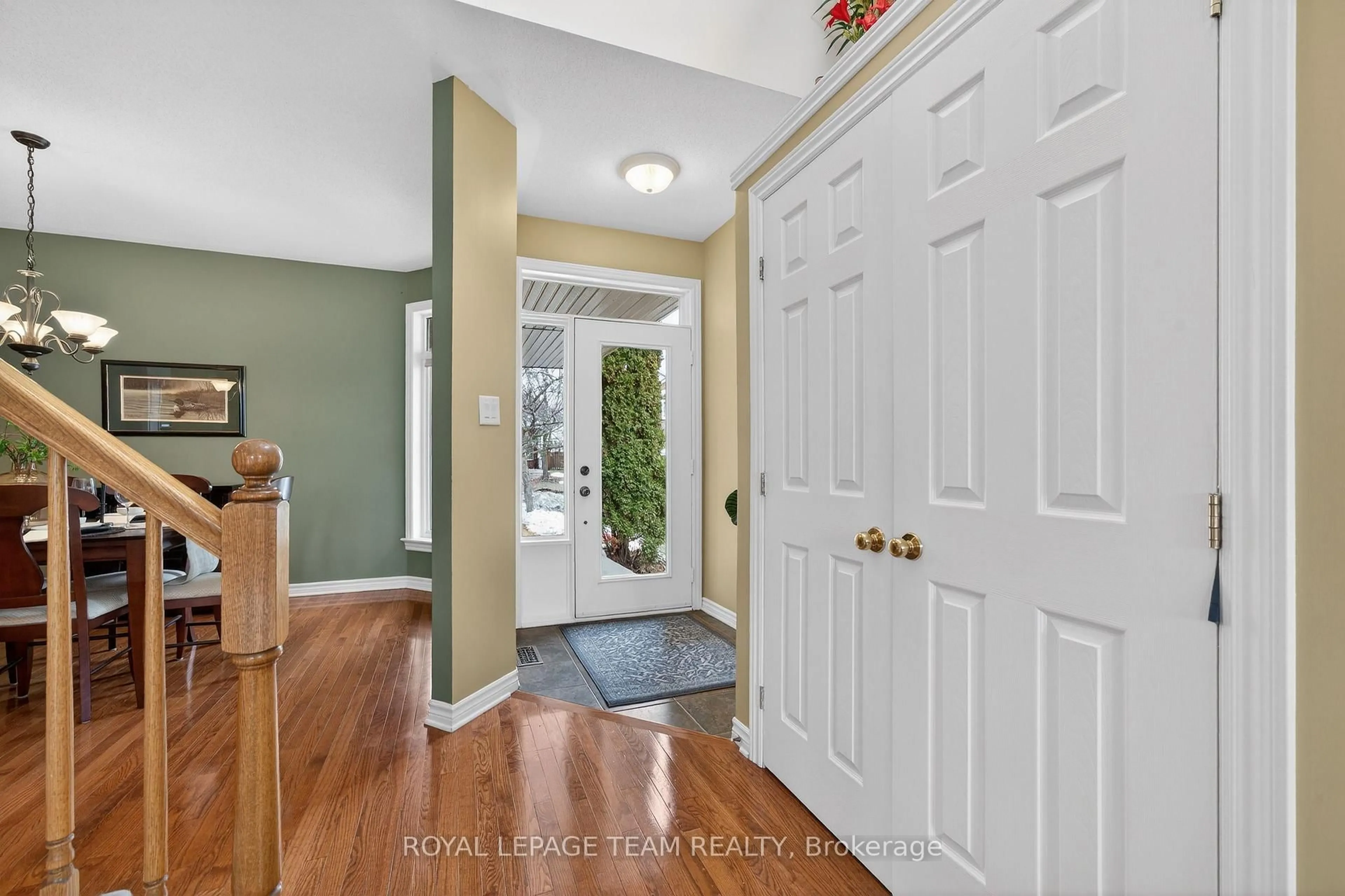 Indoor entryway for 131 Spiritwood Dr, Ottawa Ontario K2M 3A2