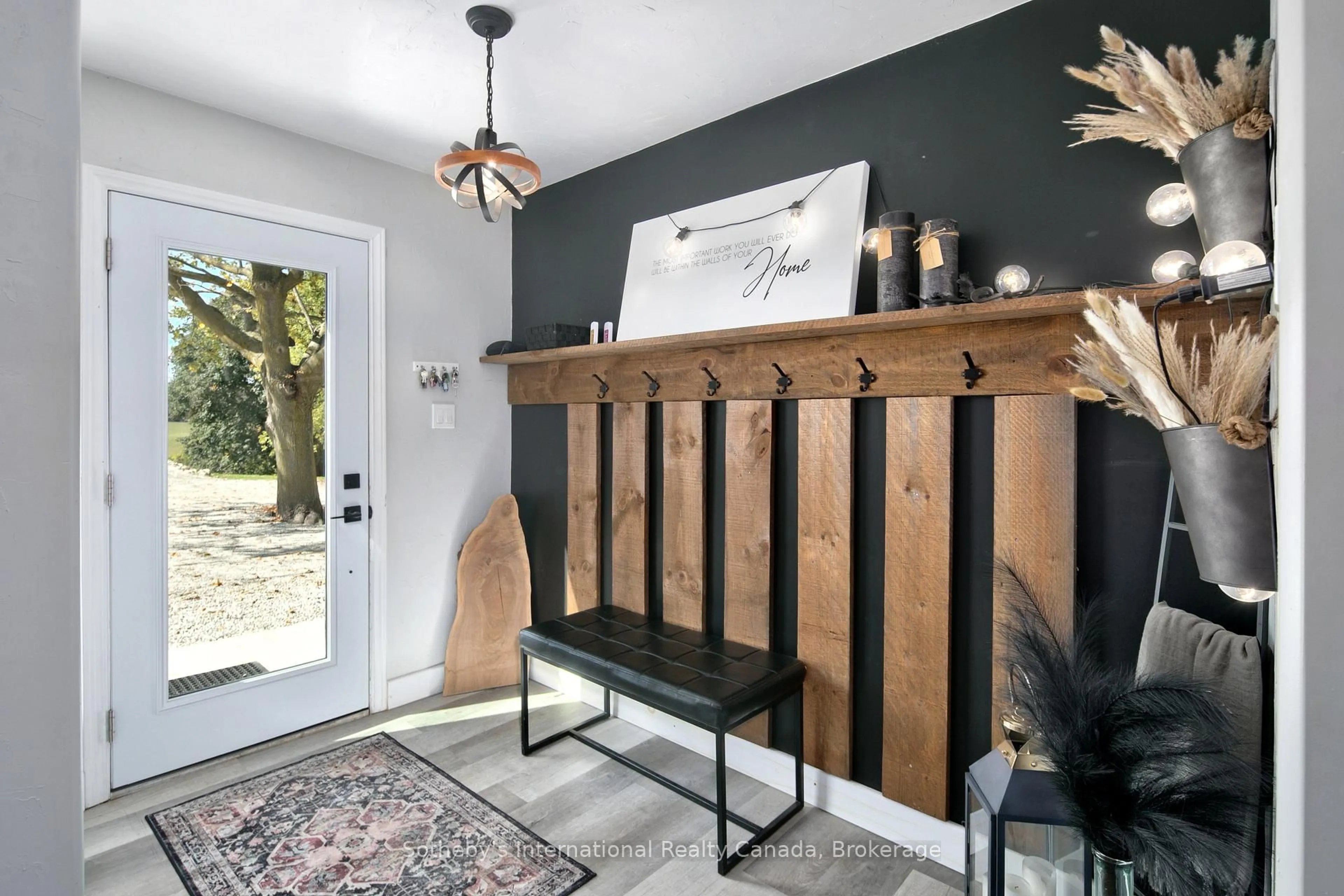 Indoor entryway for 137840 GREY 12 Rd, Meaford Ontario N4L 1W6