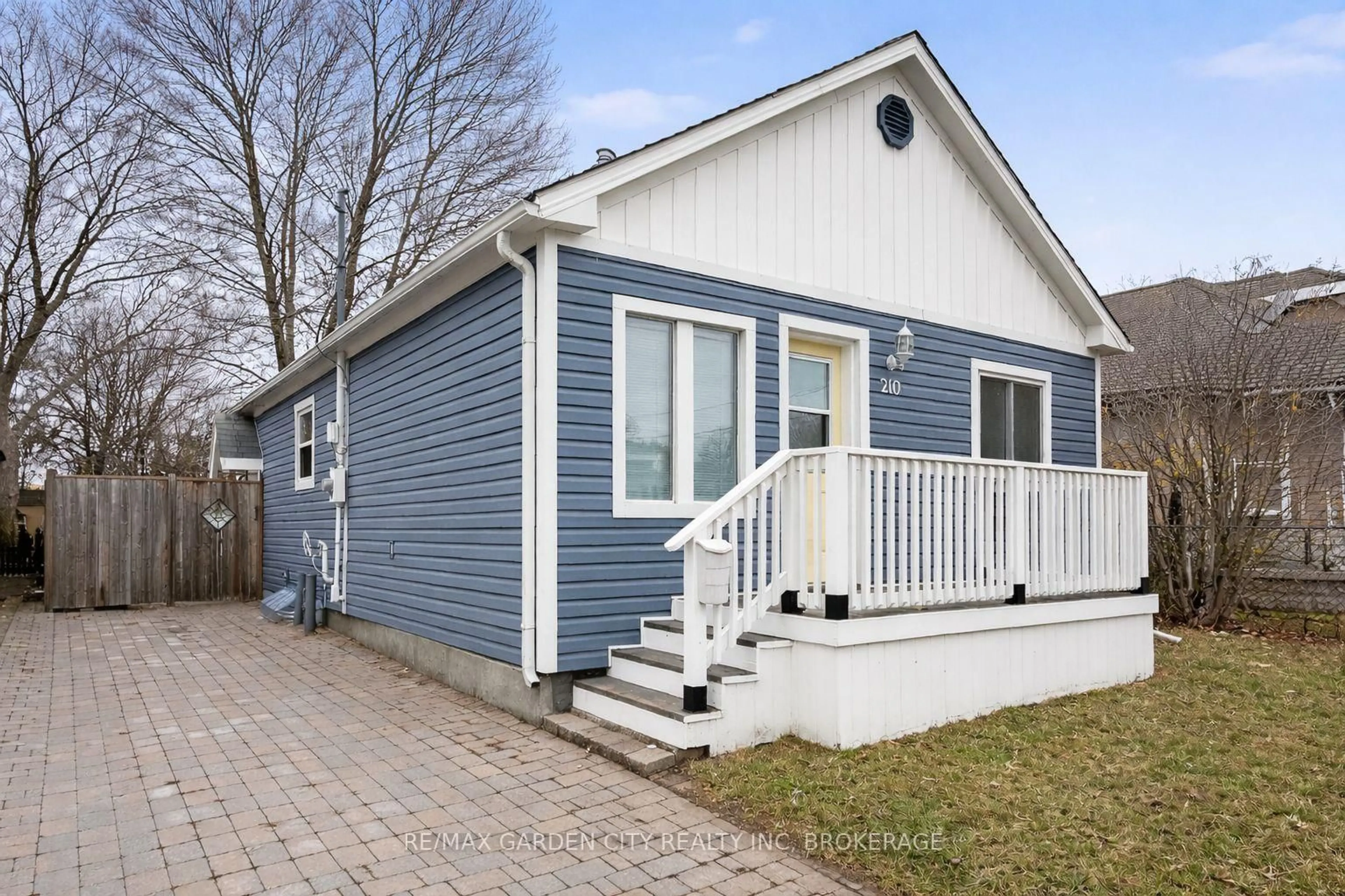 Home with vinyl exterior material, street for 210 Wright St, Welland Ontario L3B 2K3