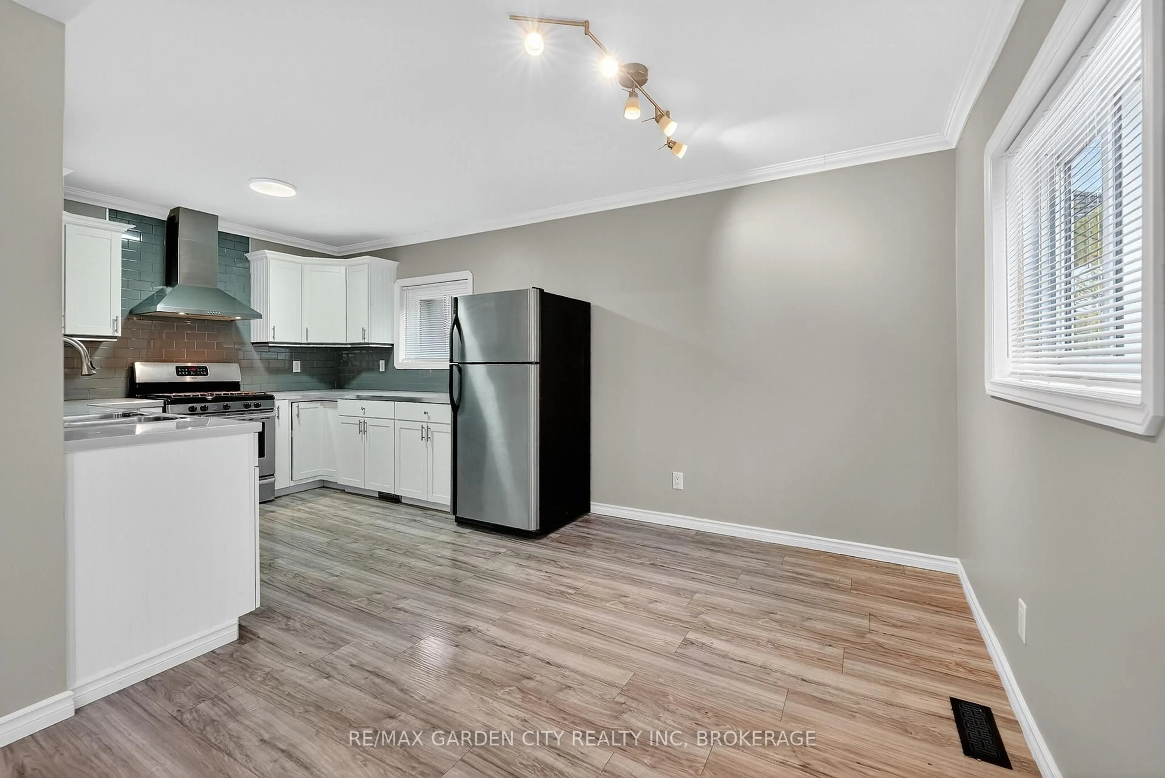 Open concept kitchen, wood/laminate floor for 210 Wright St, Welland Ontario L3B 2K3