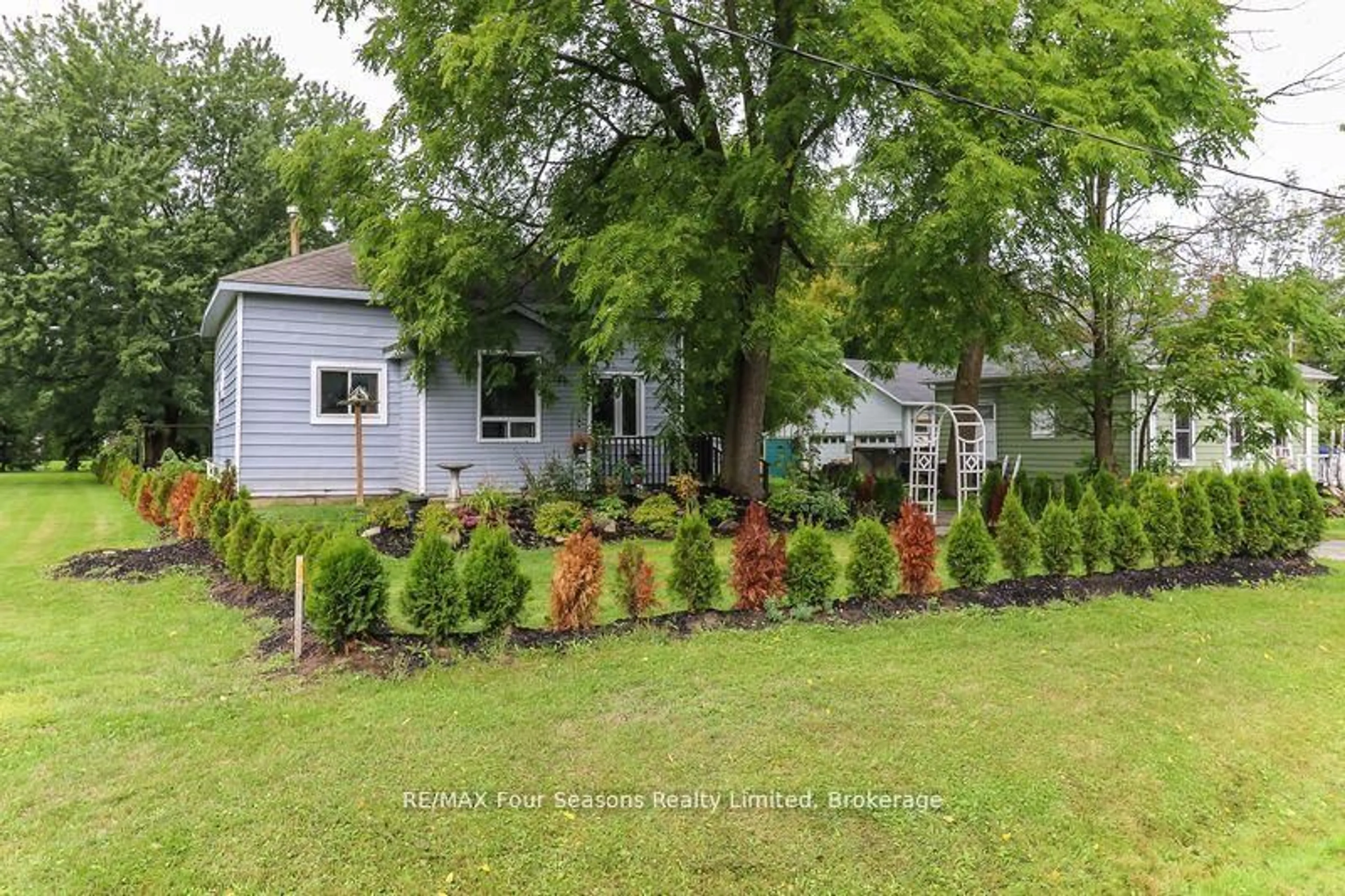 A pic from outside/outdoor area/front of a property/back of a property/a pic from drone, street for 96 Lorne St, Meaford Ontario N4L 1E9