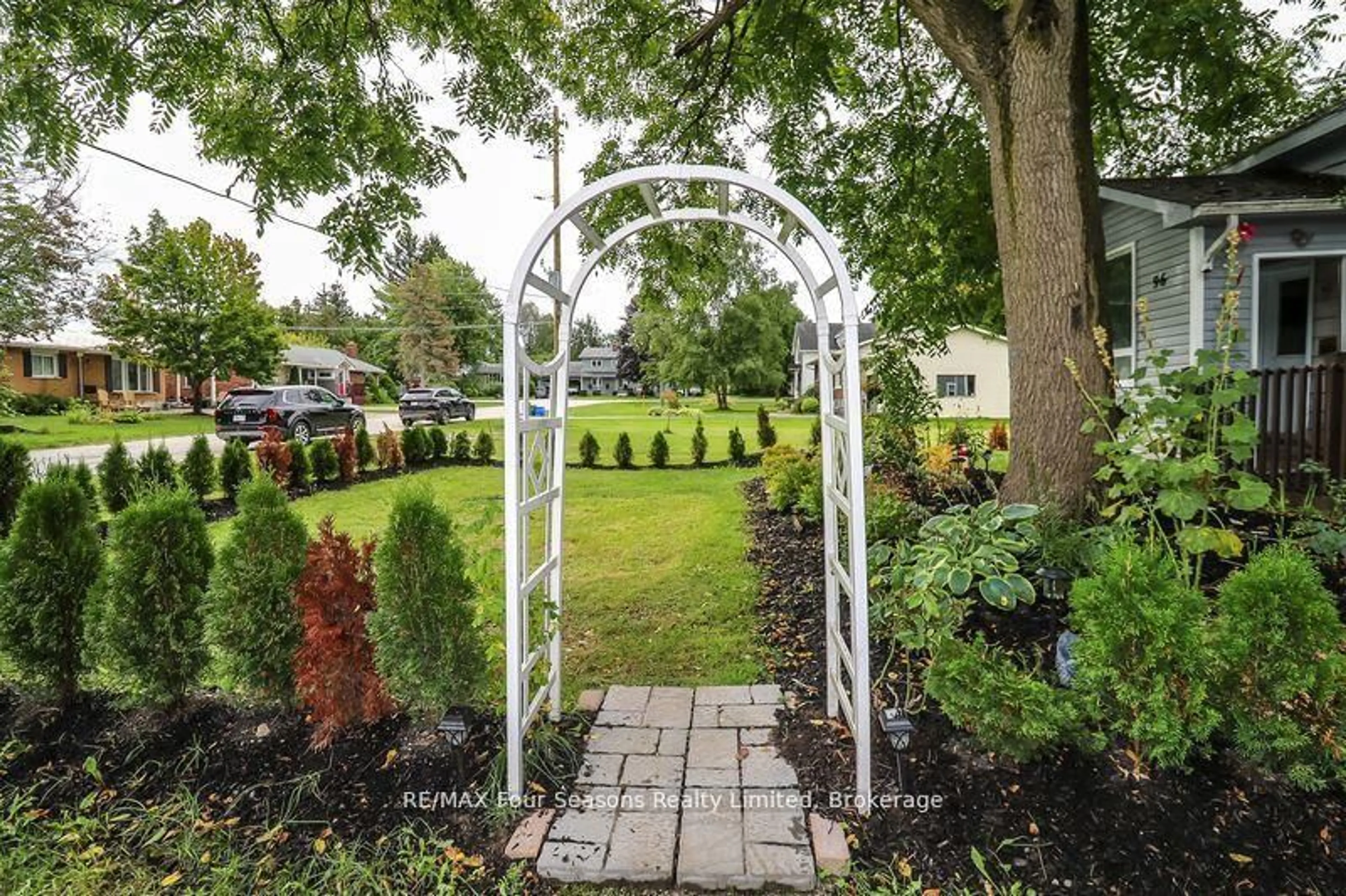 Patio, street for 96 Lorne St, Meaford Ontario N4L 1E9