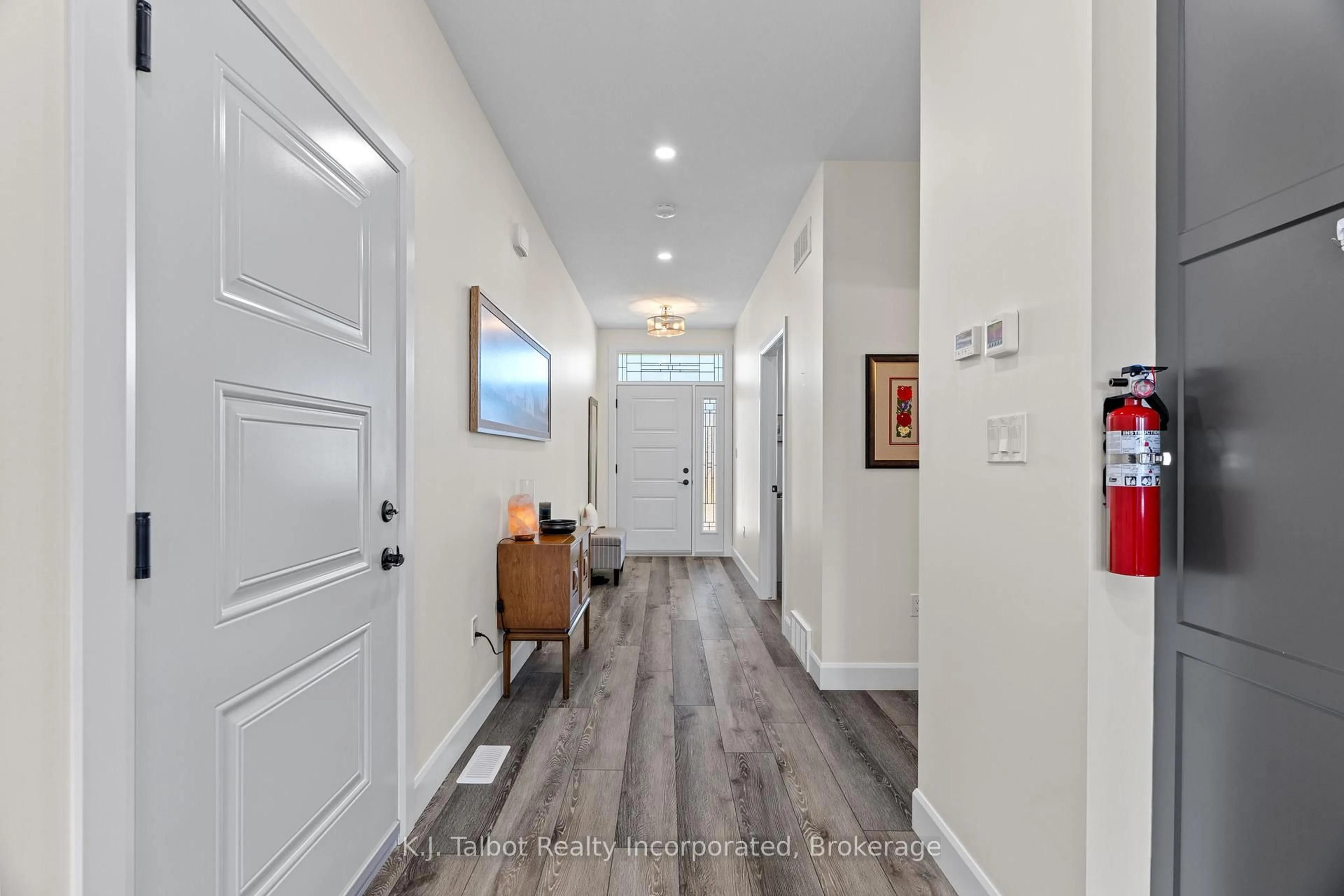 Indoor entryway for 461 Warren St, Goderich Ontario N7A 0C3