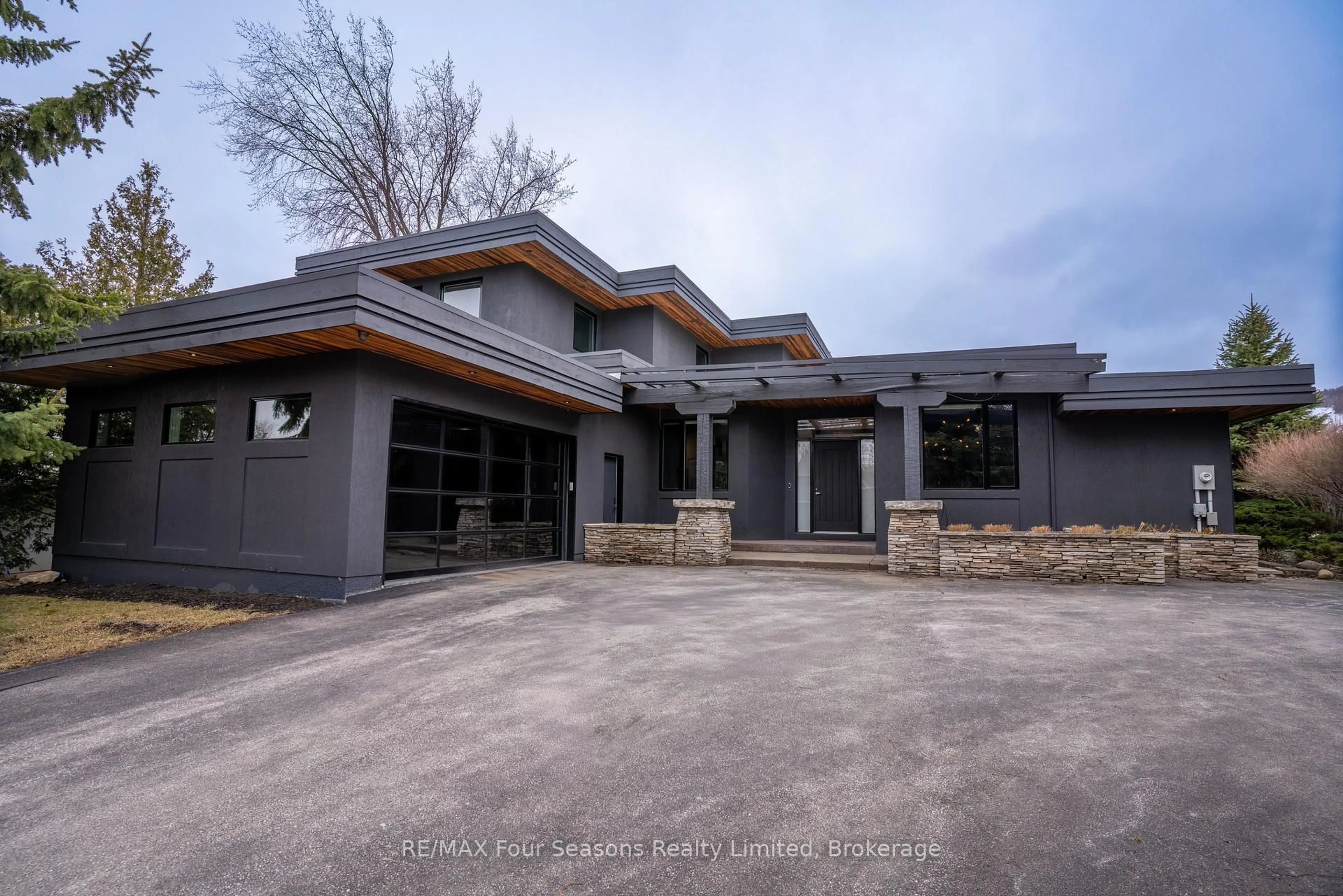 Home with brick exterior material, unknown for 103 CORTINA Cres, Blue Mountains Ontario L9Y 0S9