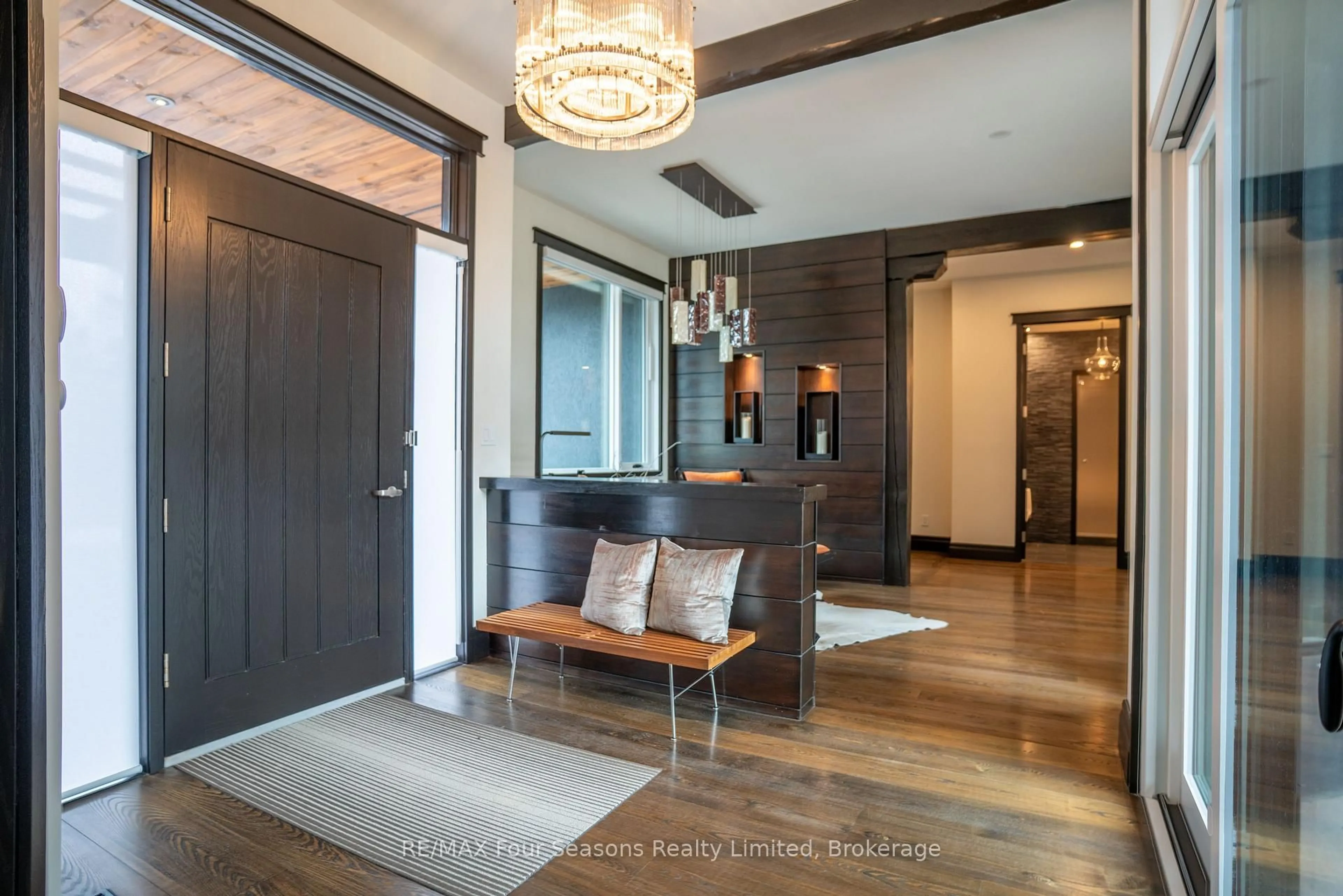 Indoor entryway for 103 CORTINA Cres, Blue Mountains Ontario L9Y 0S9