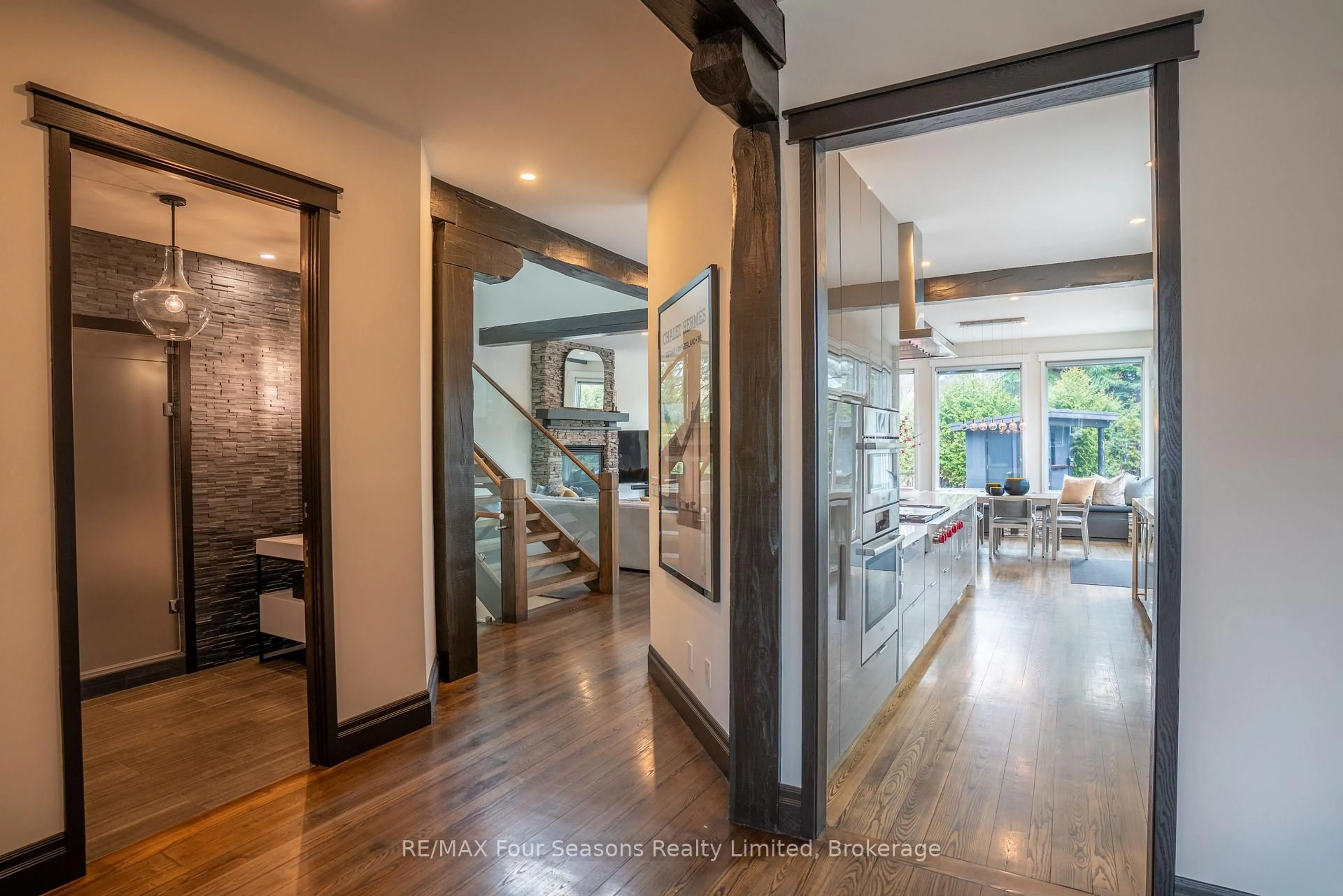 Indoor entryway for 103 CORTINA Cres, Blue Mountains Ontario L9Y 0S9