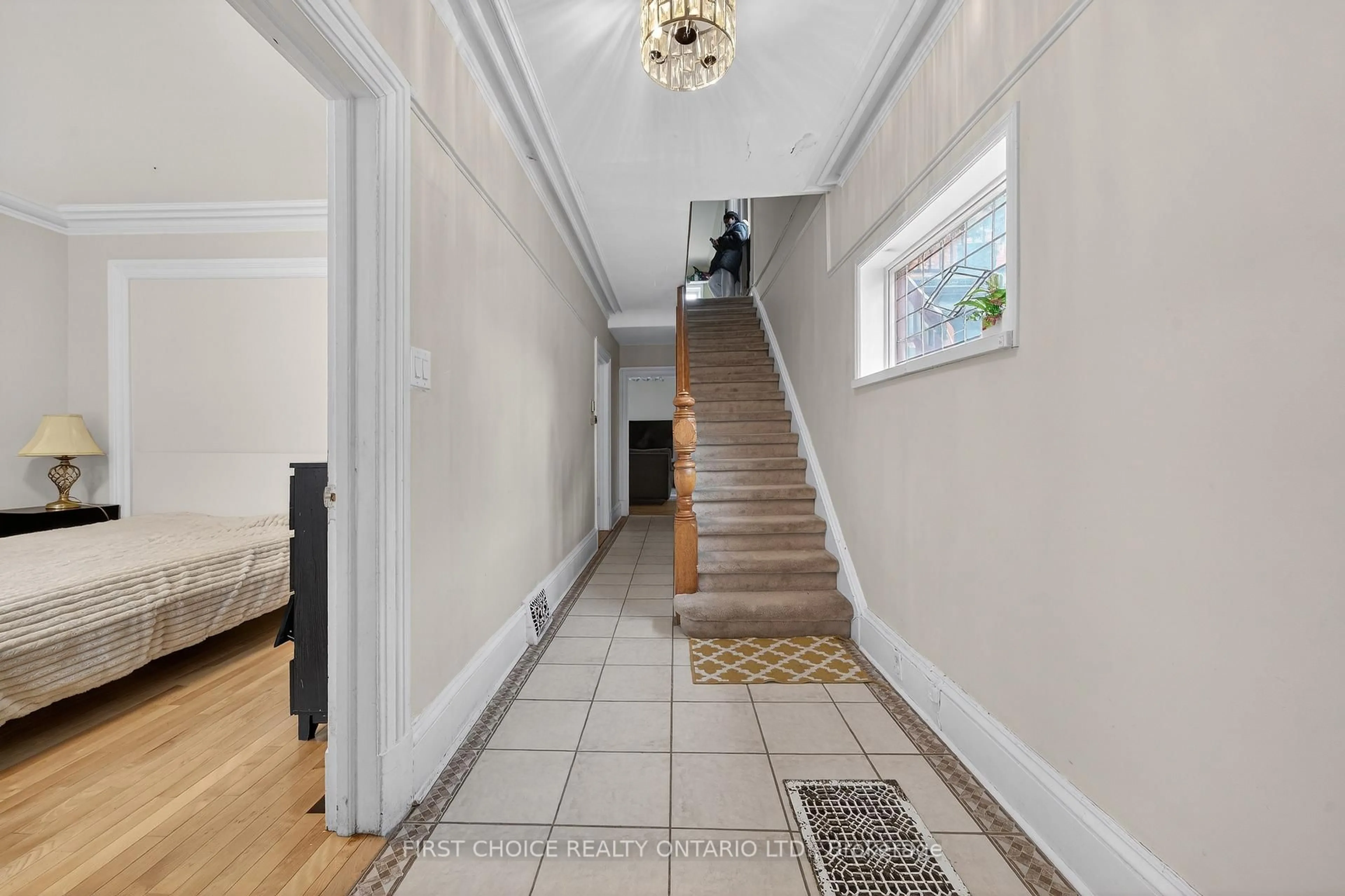 Indoor foyer for 34 Gilmour St, Ottawa Ontario K2P 0N3