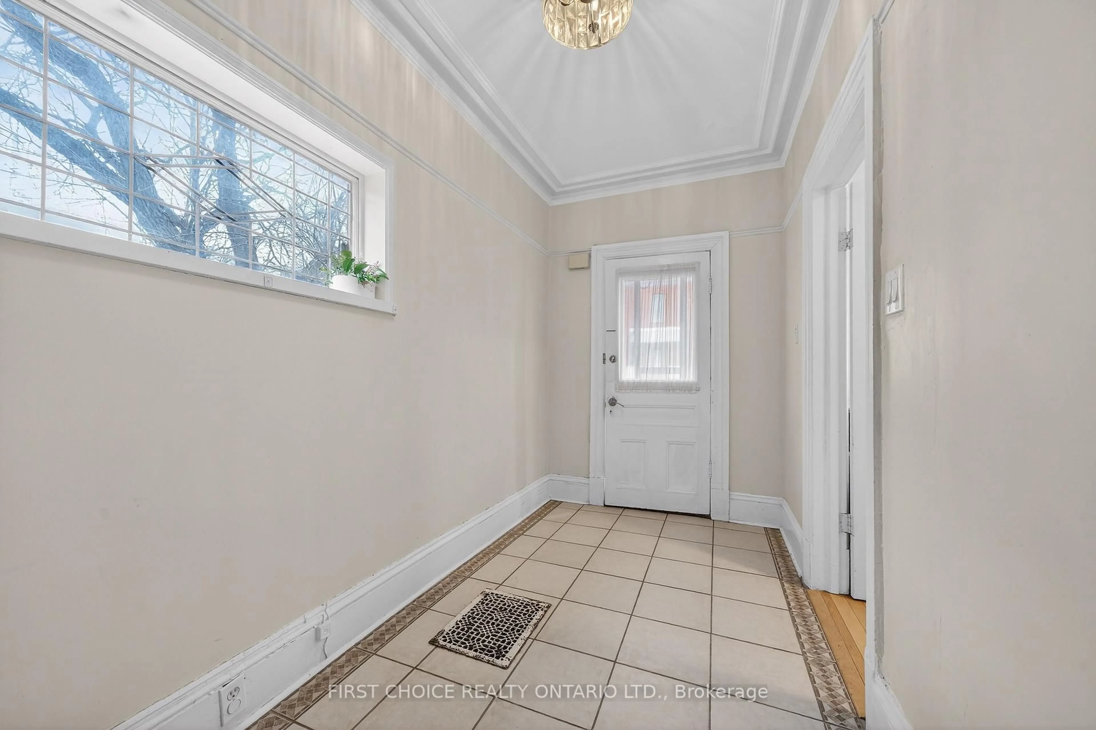 Indoor entryway for 34 Gilmour St, Ottawa Ontario K2P 0N3