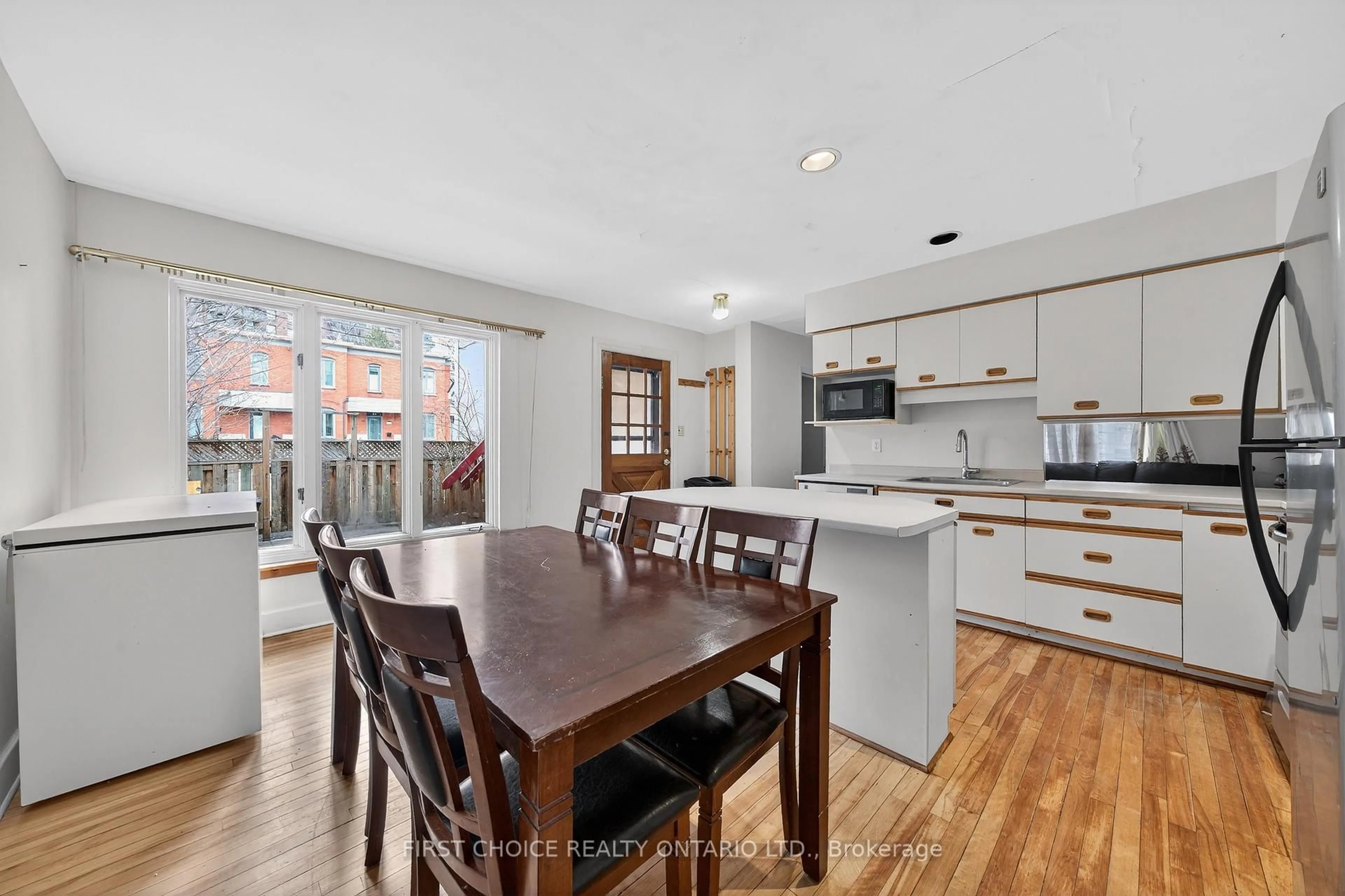 Open concept kitchen, wood/laminate floor for 34 Gilmour St, Ottawa Ontario K2P 0N3