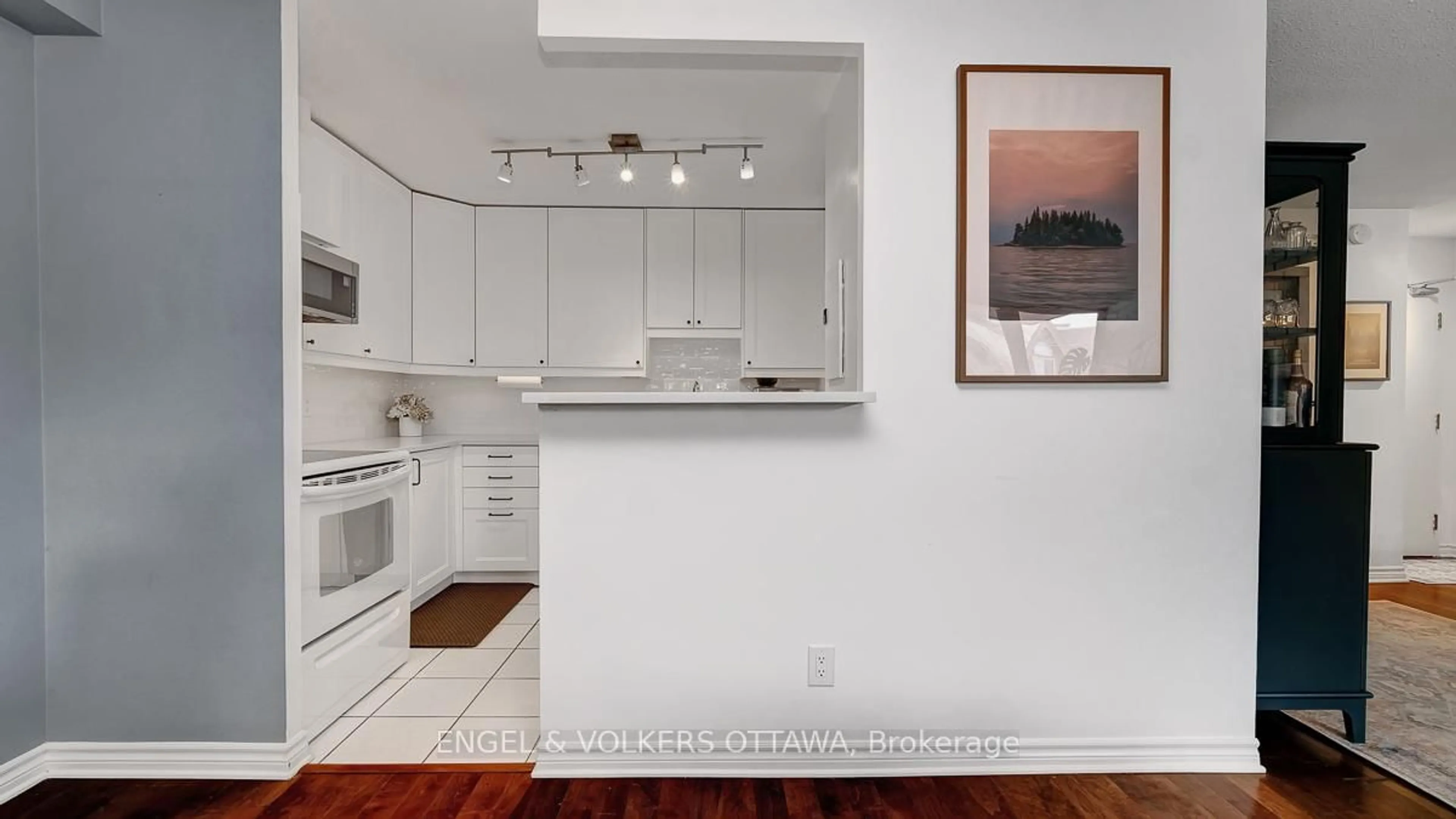 Unknown for 71 Somerset St #204, Ottawa Ontario K2P 2G2