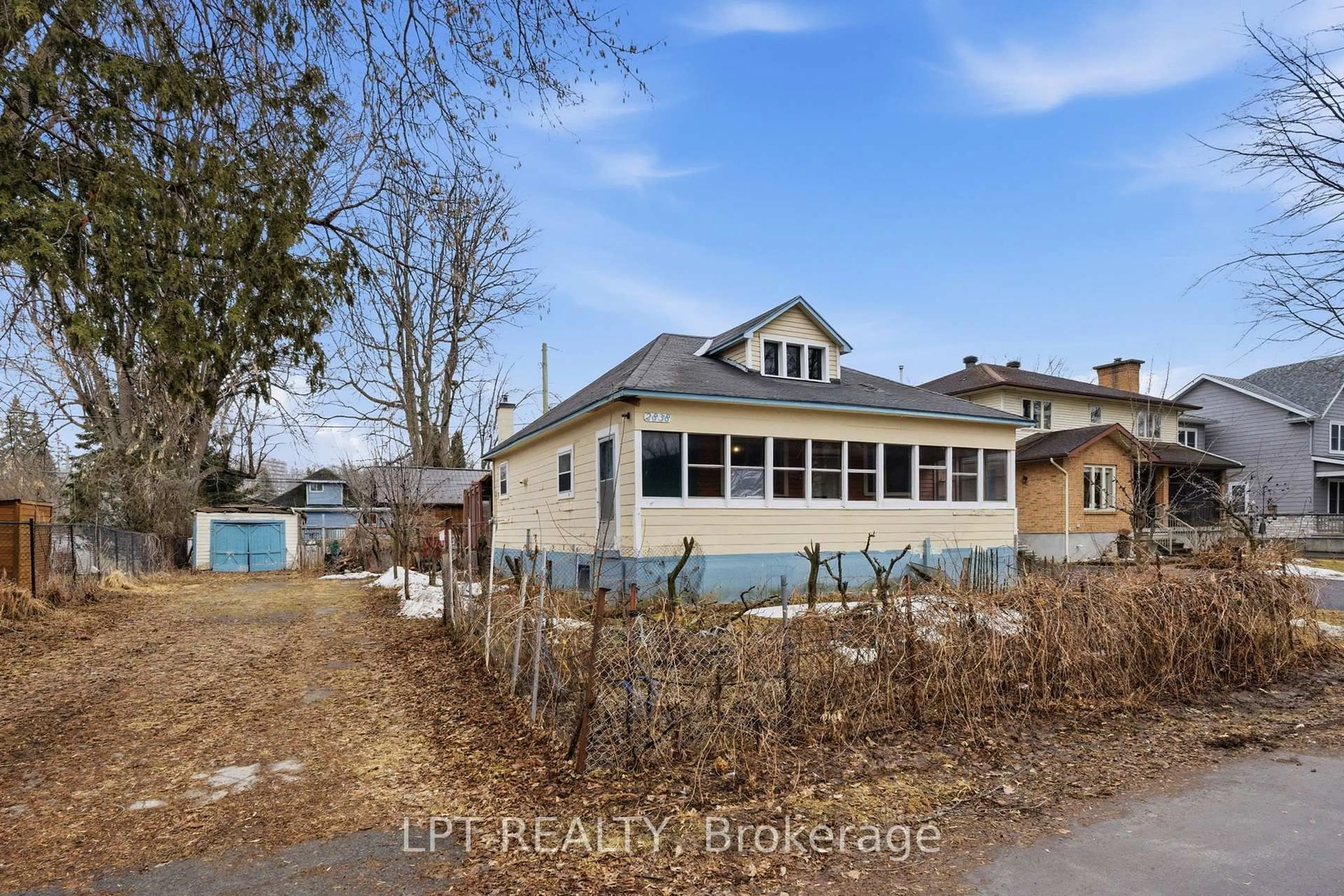 A pic from outside/outdoor area/front of a property/back of a property/a pic from drone, street for 2838 Haughton Ave, Ottawa Ontario K2B 6Z3