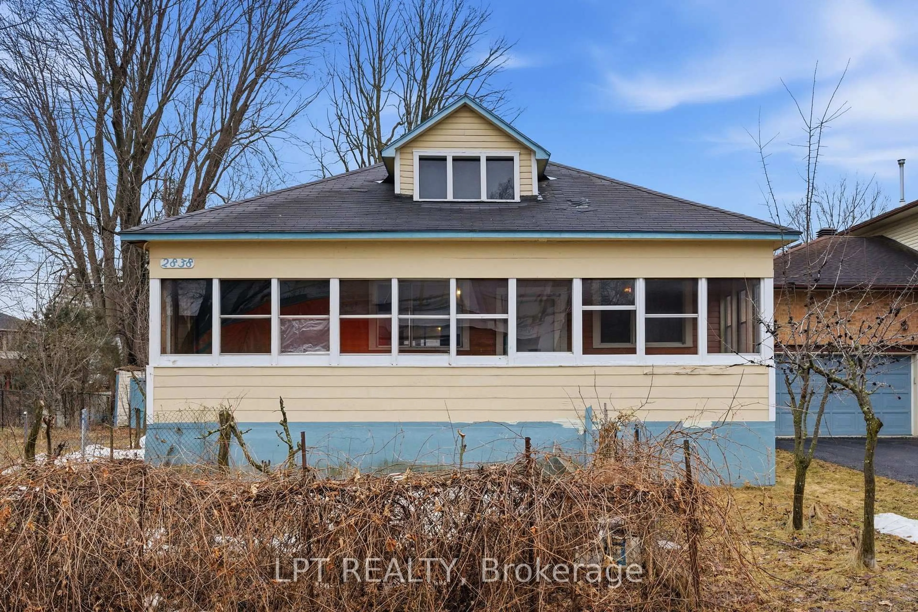 Home with vinyl exterior material, building for 2838 Haughton Ave, Ottawa Ontario K2B 6Z3