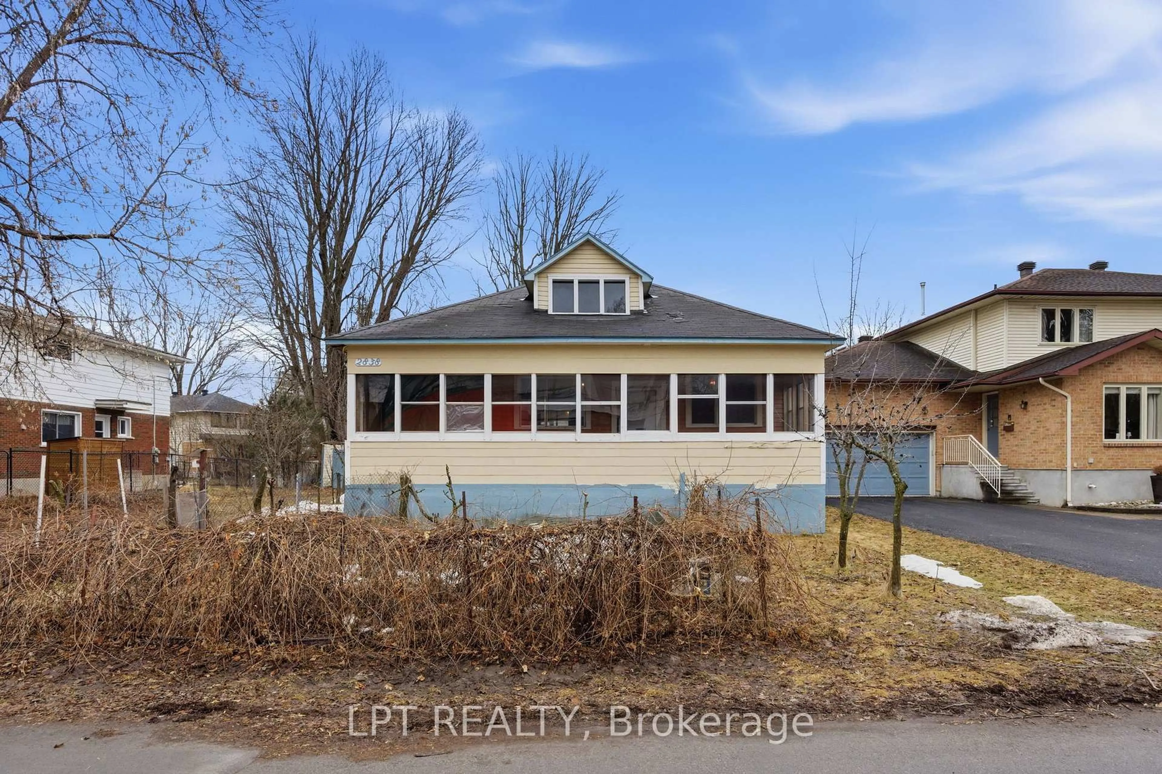 A pic from outside/outdoor area/front of a property/back of a property/a pic from drone, street for 2838 Haughton Ave, Ottawa Ontario K2B 6Z3