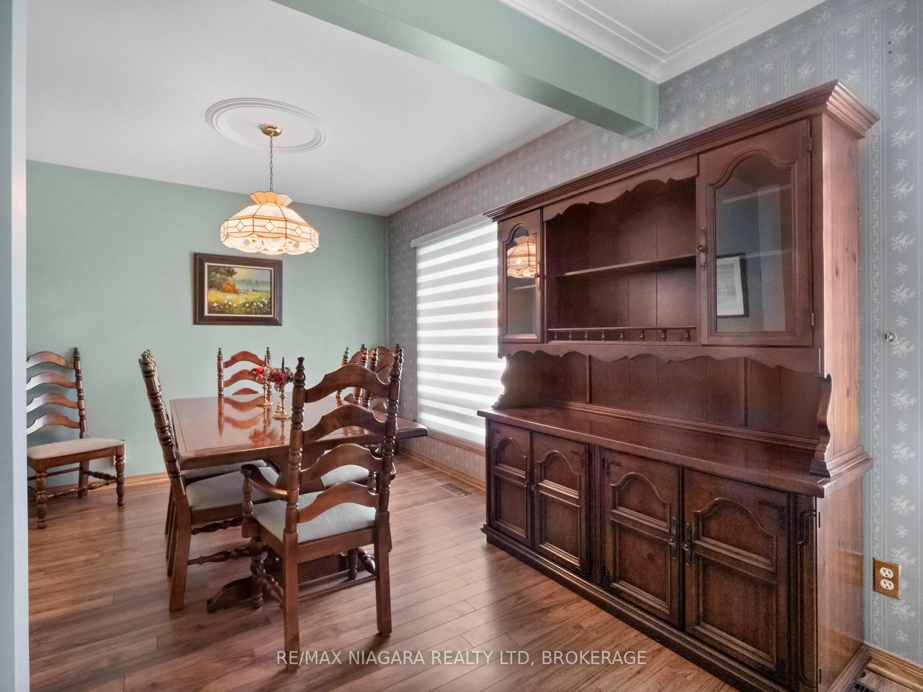 Dining room, wood/laminate floor for 7058 Freeman St, Niagara Falls Ontario L2E 5V5