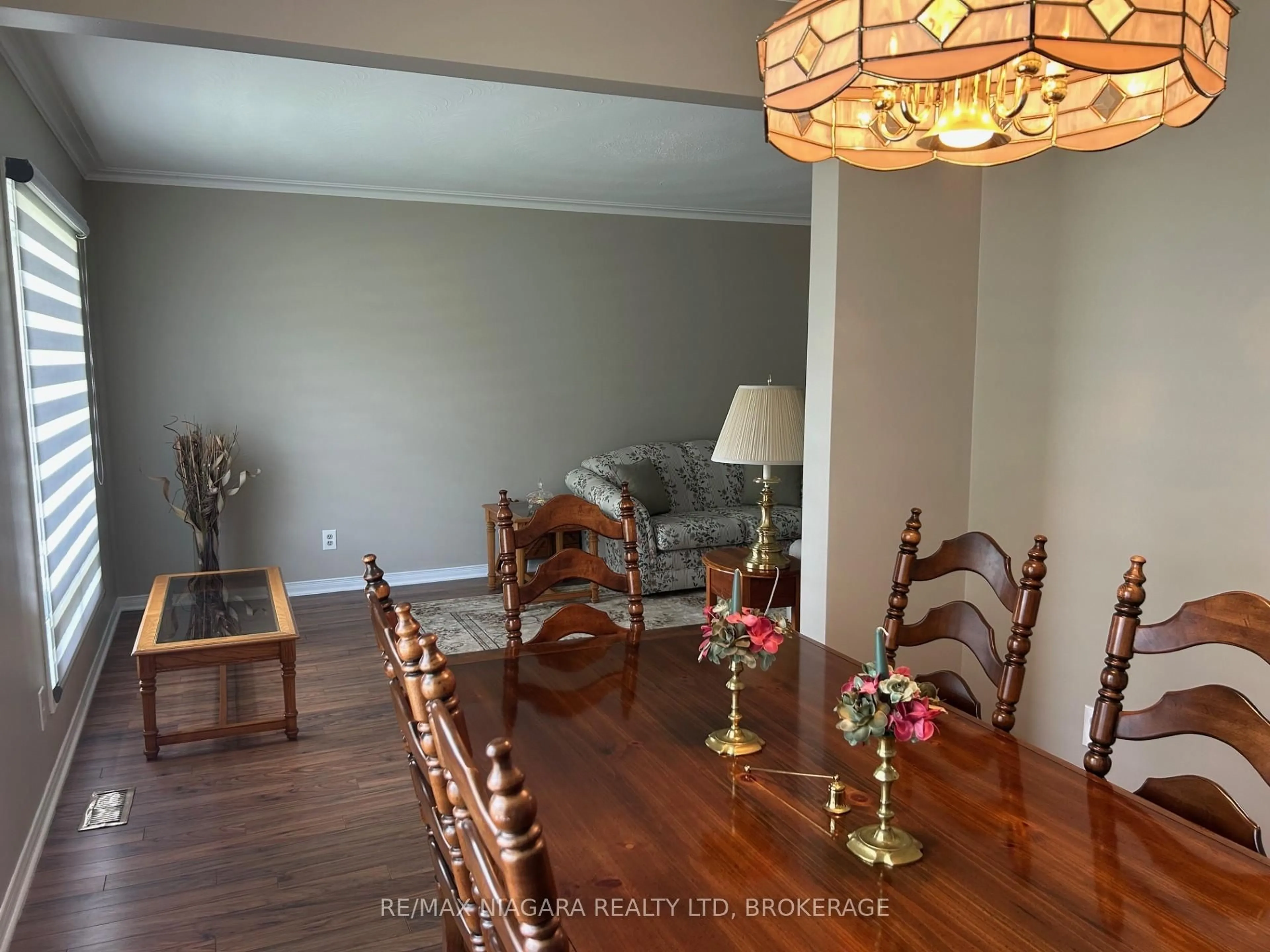 Dining room, wood/laminate floor for 7058 Freeman St, Niagara Falls Ontario L2E 5V5