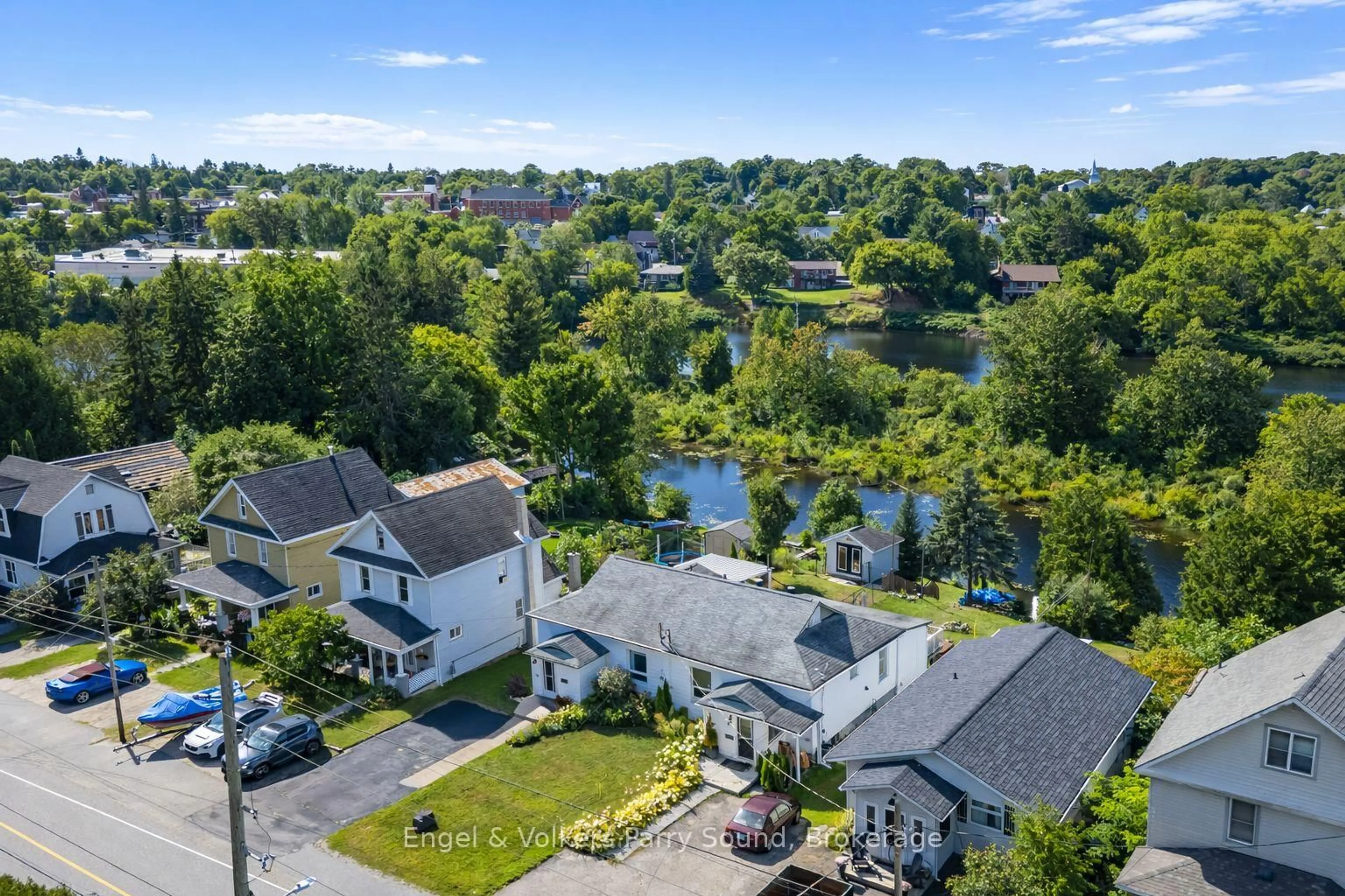 A pic from outside/outdoor area/front of a property/back of a property/a pic from drone, street for 54 River St, Parry Sound Ontario P2A 2T6