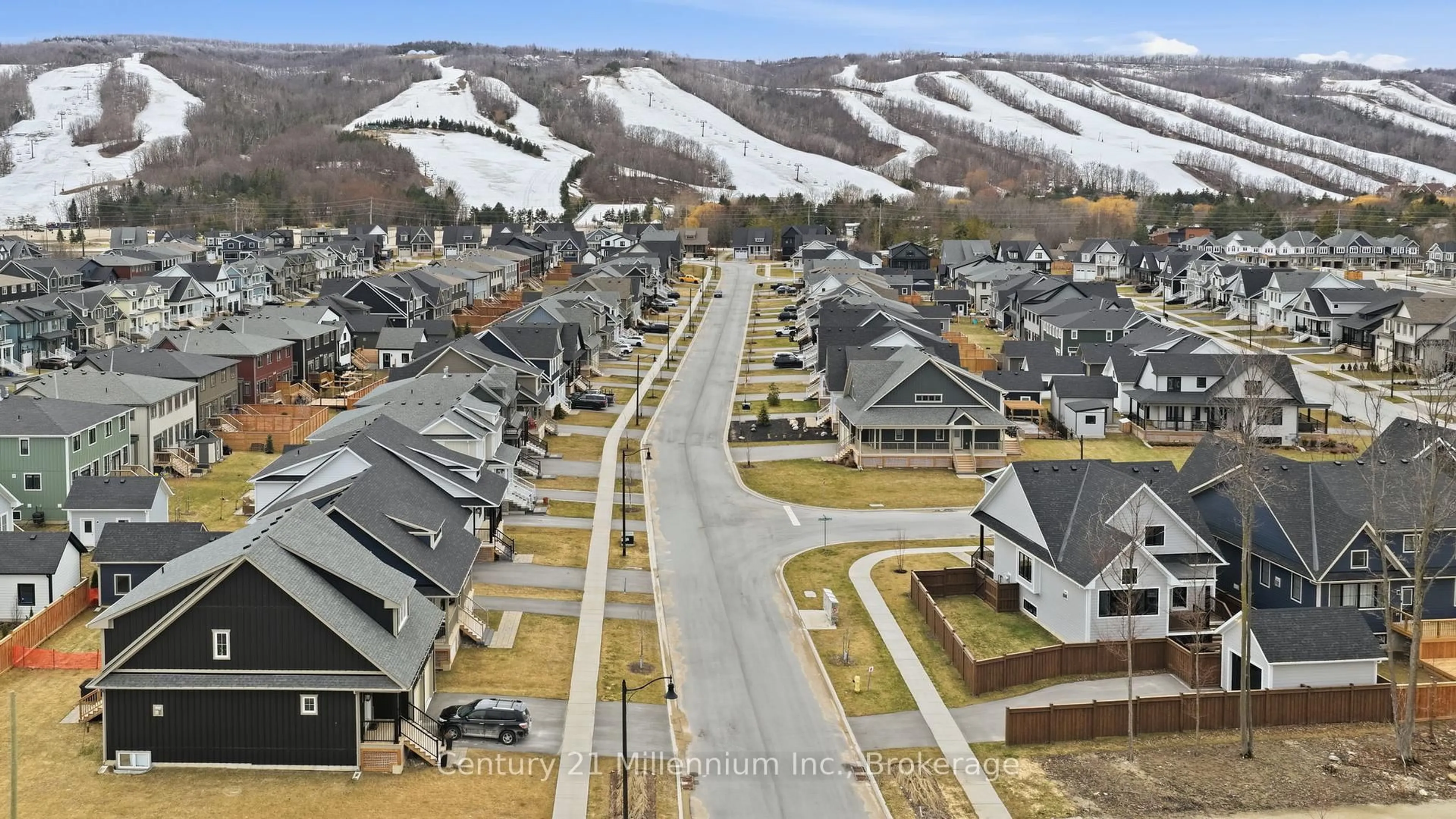 A pic from outside/outdoor area/front of a property/back of a property/a pic from drone, mountain view for 115 Courtland St, Blue Mountains Ontario L9Y 0R4