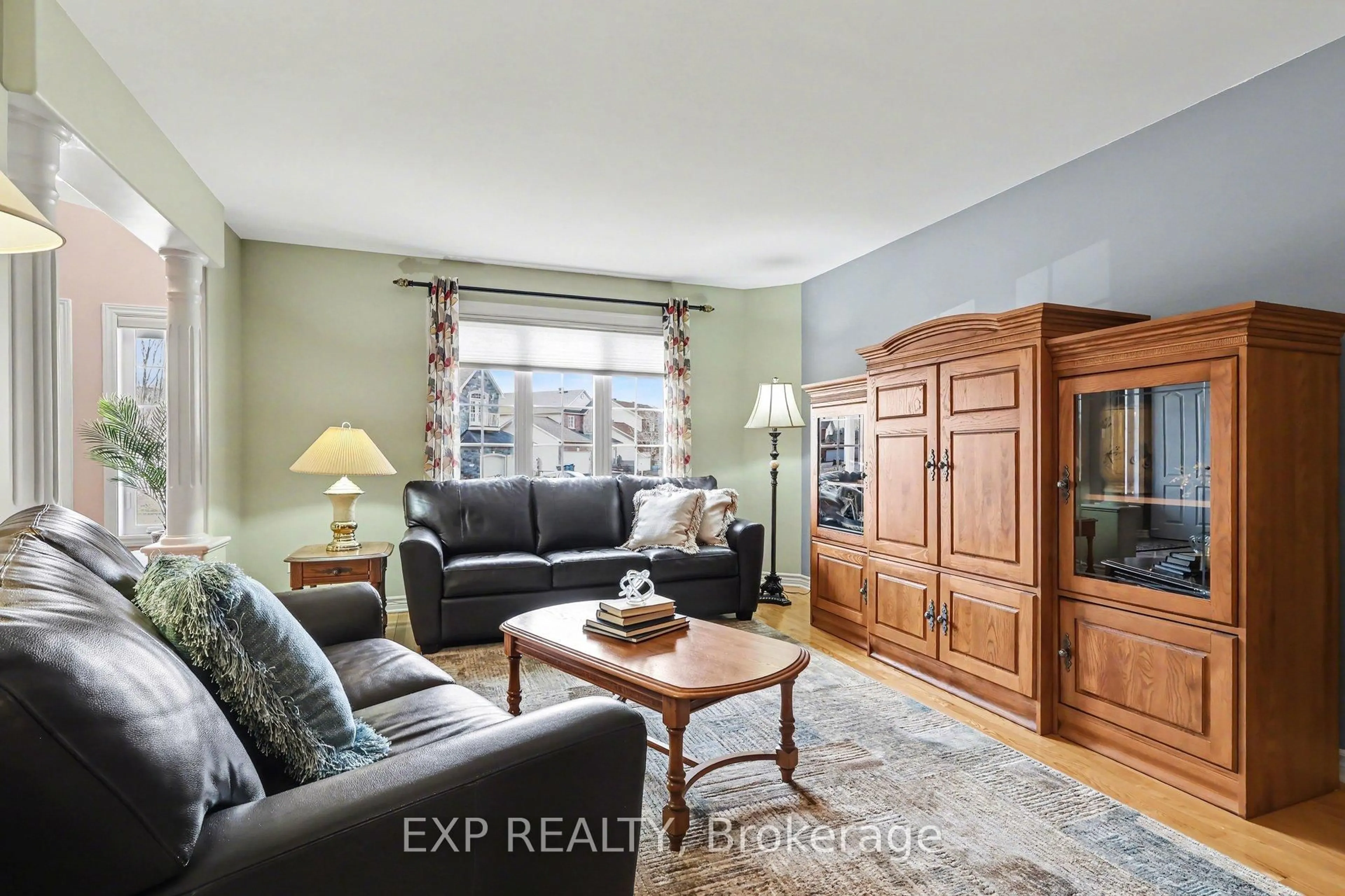 Living room with furniture, unknown for 91 Rembrandt Dr, Russell Ontario K0A 1W0