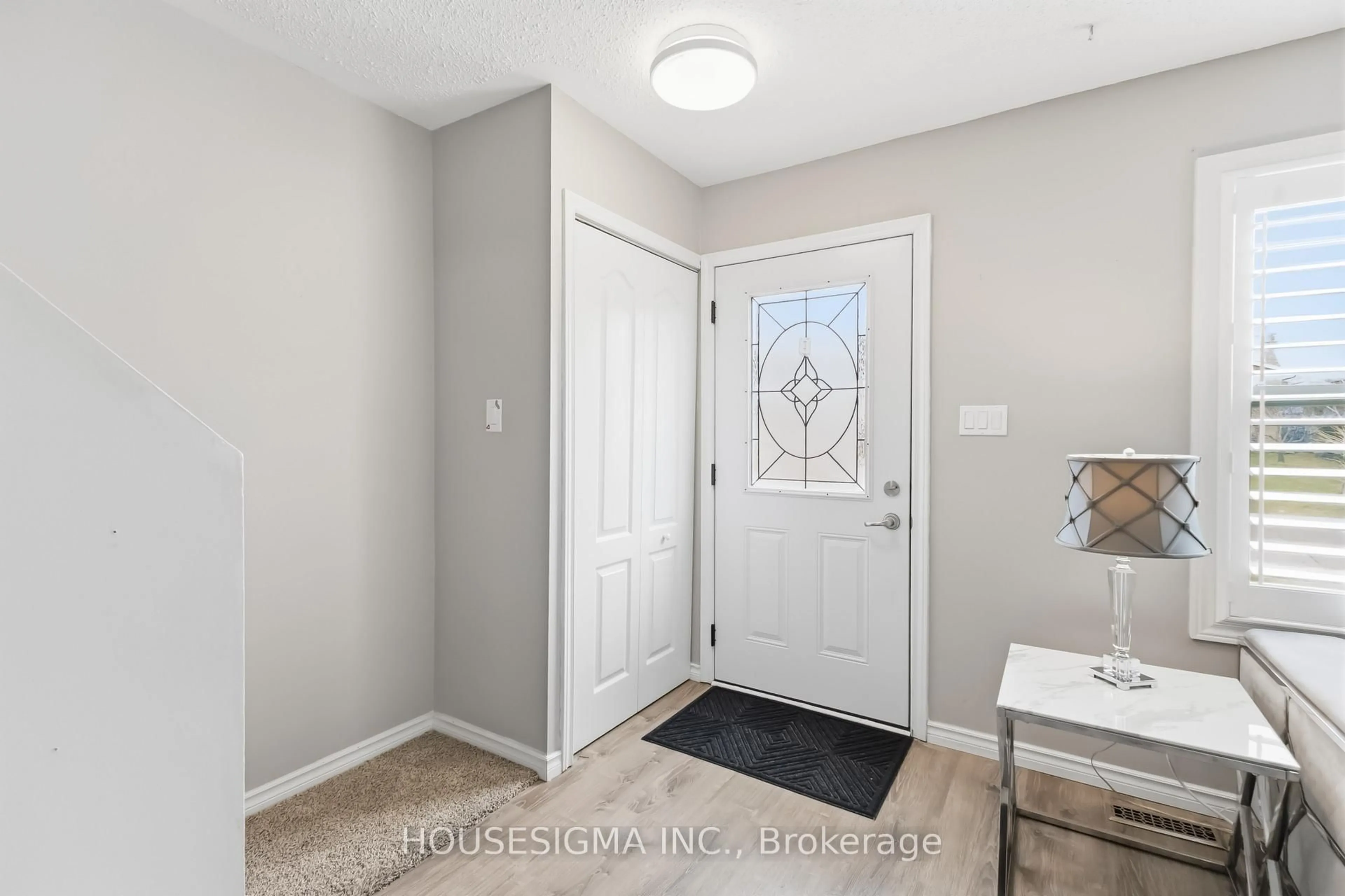 Indoor entryway for 861 DEARNESS Dr, London South Ontario N6E 1Y4