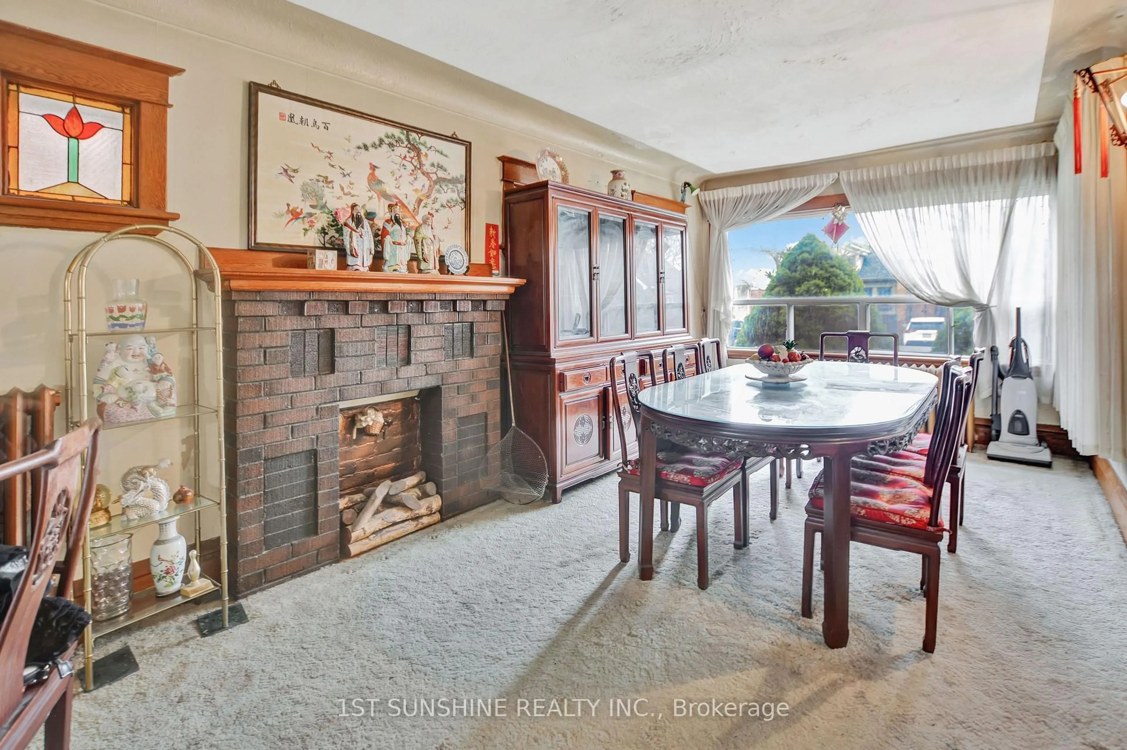 Dining room, ceramic/tile floor for 176 London St, Hamilton Ontario L8K 2G9