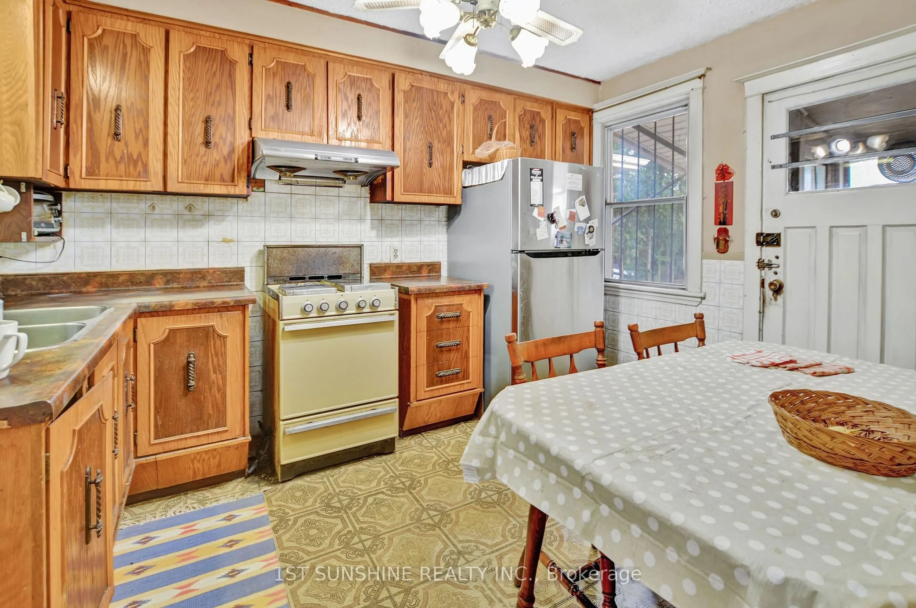 Standard kitchen, ceramic/tile floor for 176 London St, Hamilton Ontario L8K 2G9