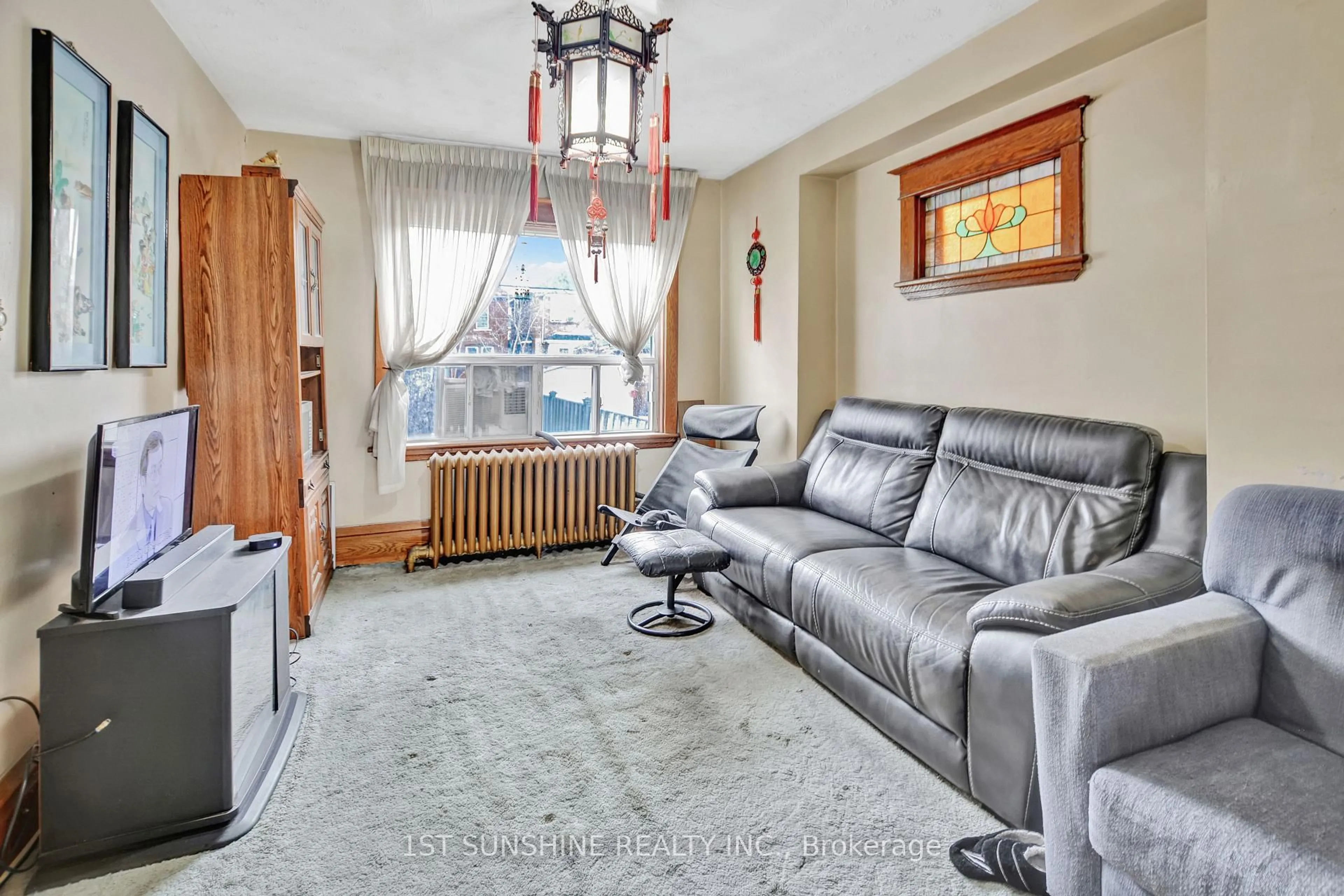 Living room with furniture, unknown for 176 London St, Hamilton Ontario L8K 2G9