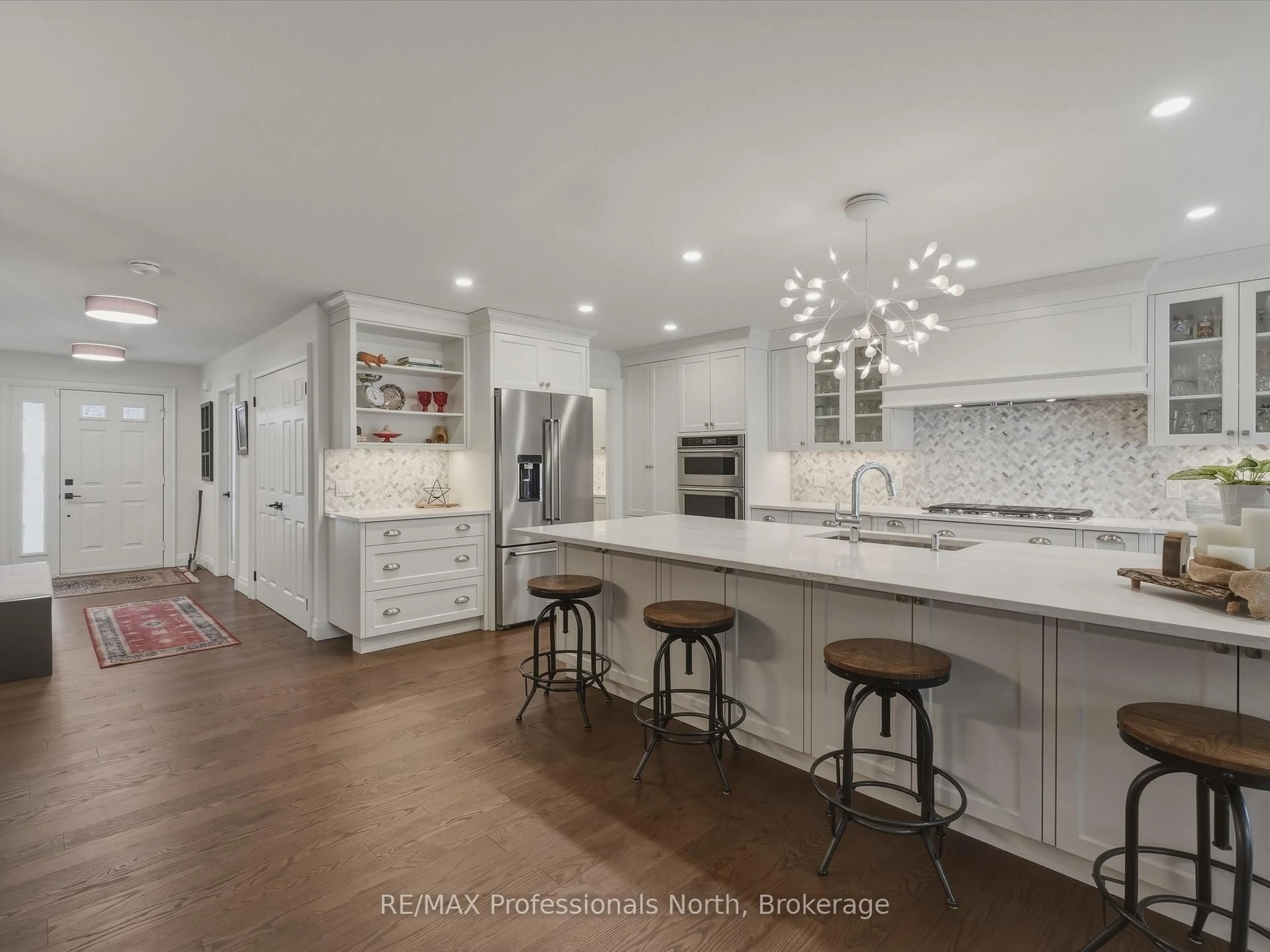 Open concept kitchen, ceramic/tile floor for 8 Woods Hllw, Gravenhurst Ontario P1P 1Y7