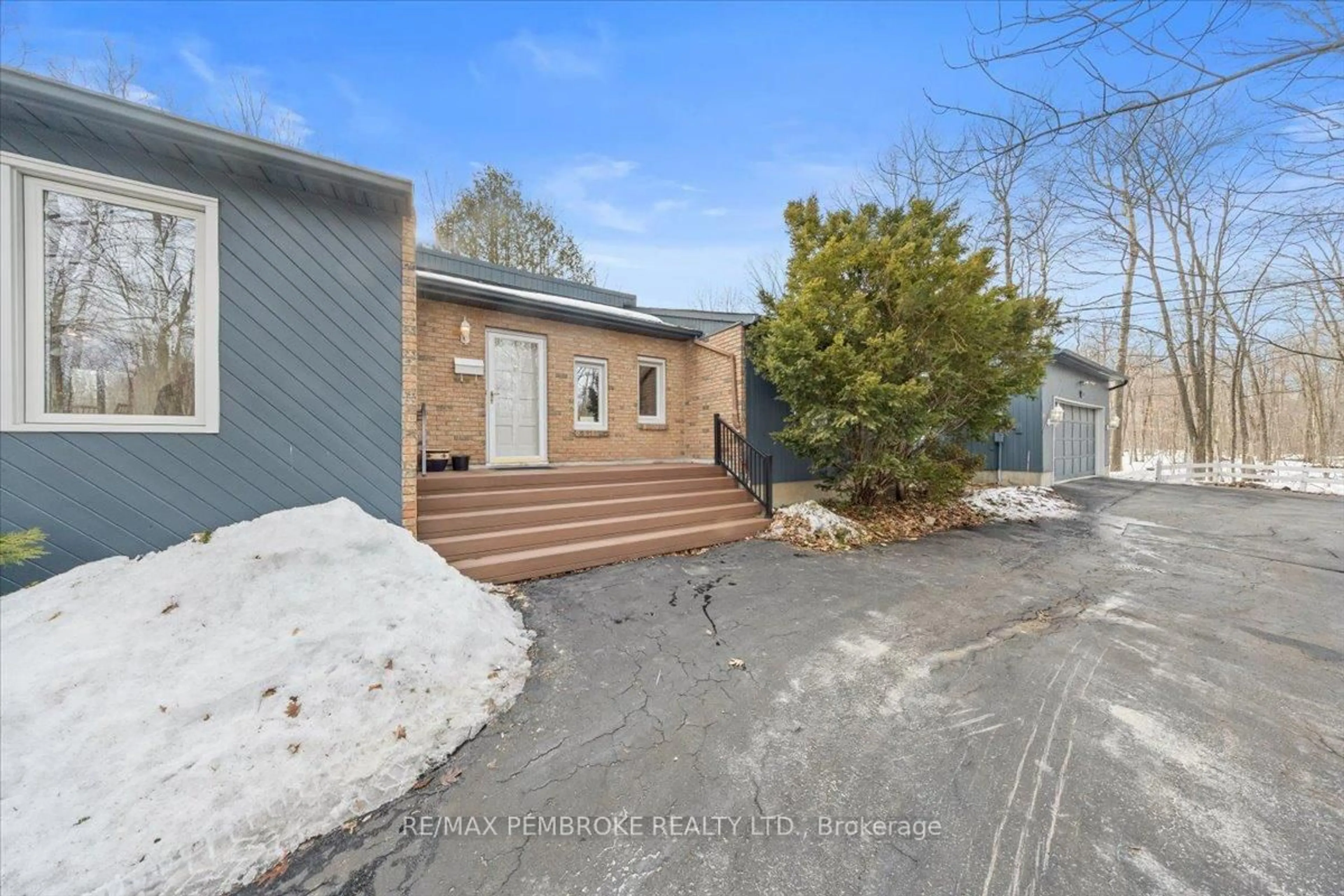 A pic from outside/outdoor area/front of a property/back of a property/a pic from drone, street for 1235 MILLBURN Cres, Cumberland Ontario K4C 1C9