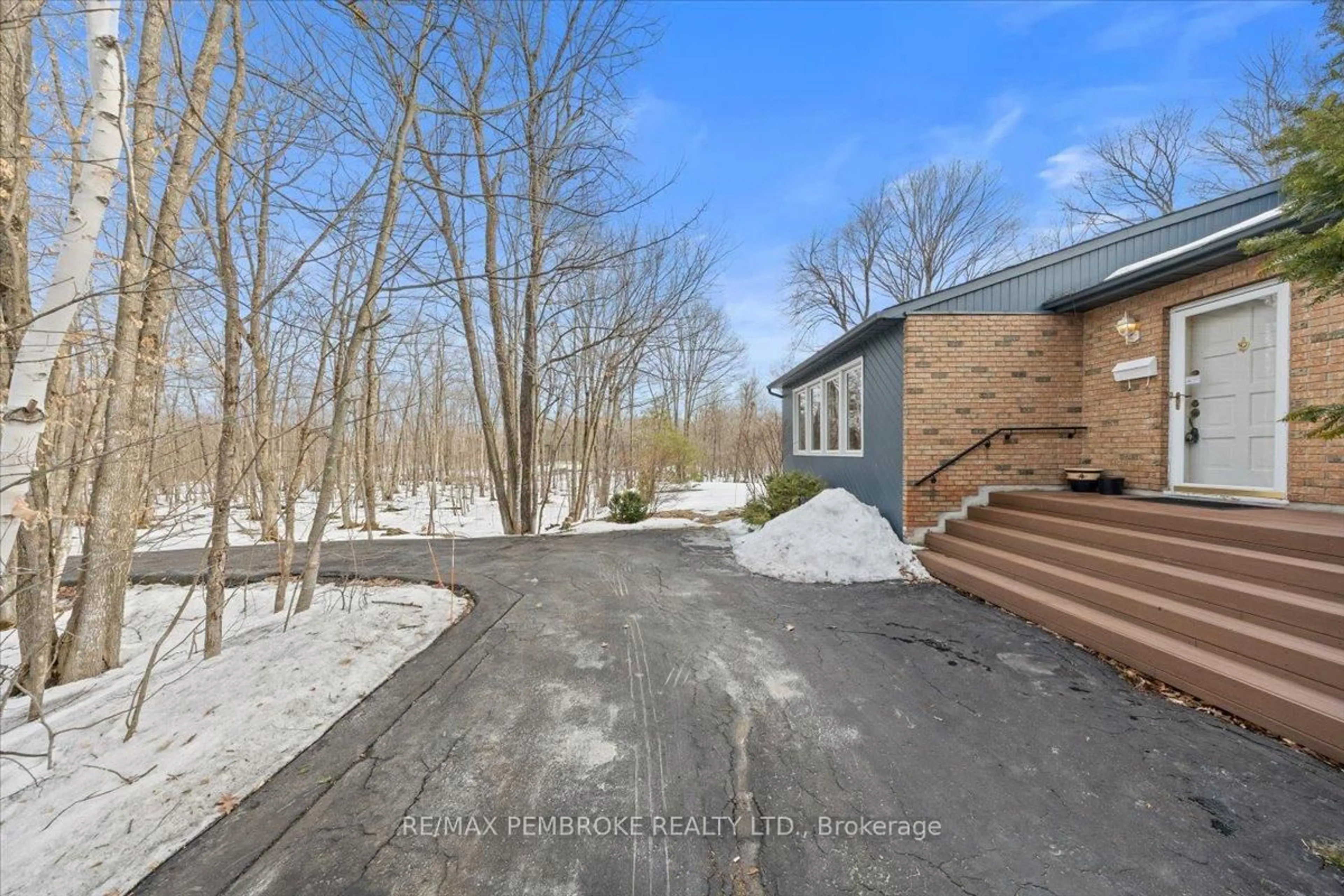 A pic from outside/outdoor area/front of a property/back of a property/a pic from drone, unknown for 1235 MILLBURN Cres, Cumberland Ontario K4C 1C9