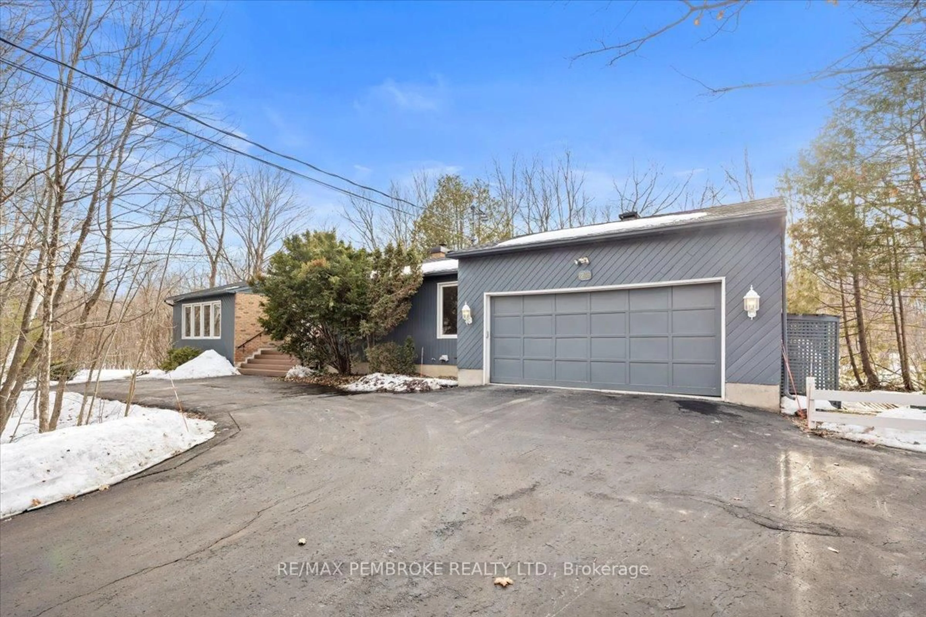 A pic from outside/outdoor area/front of a property/back of a property/a pic from drone, street for 1235 MILLBURN Cres, Cumberland Ontario K4C 1C9