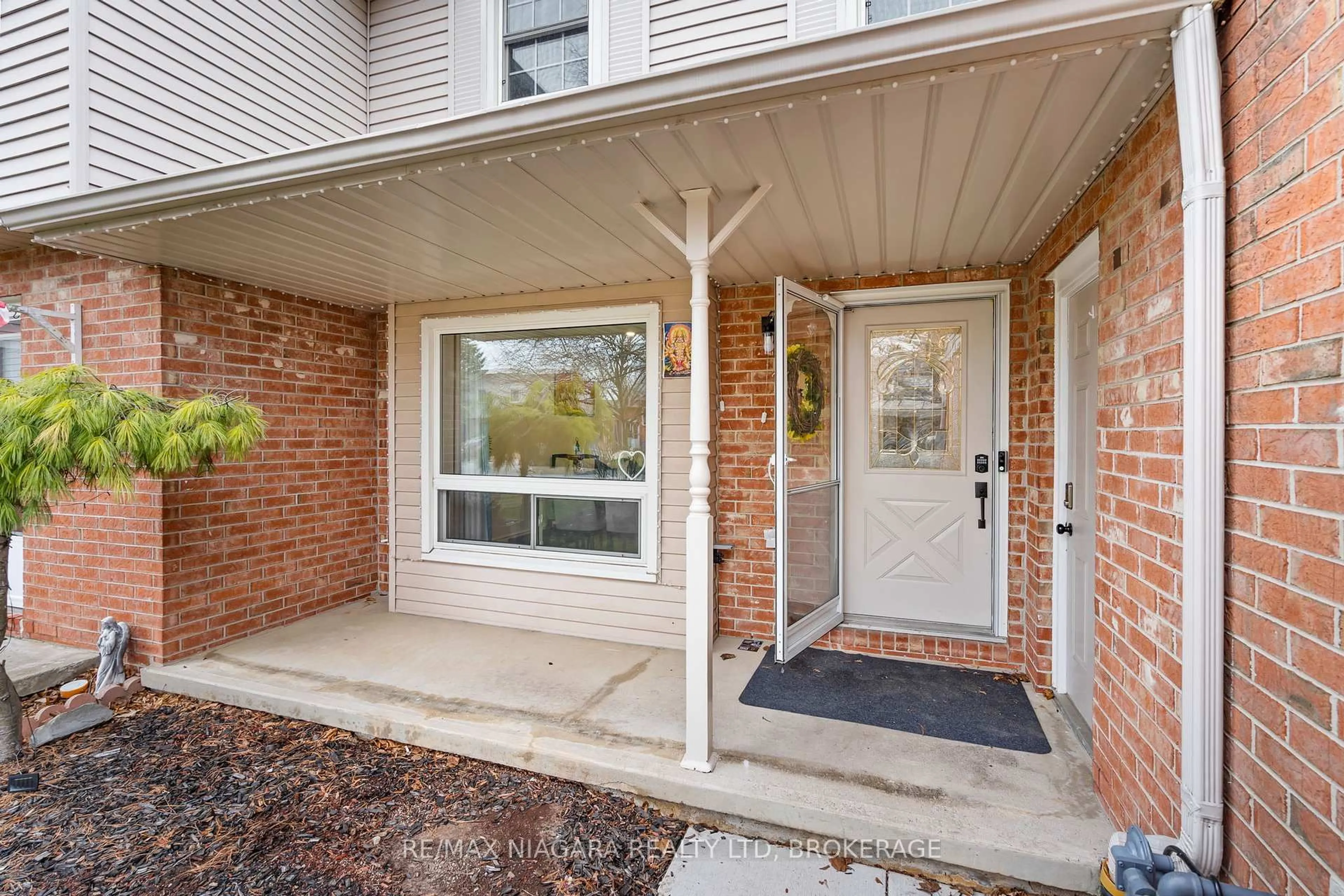 Indoor entryway for 93 Stoney Brook Cres, St. Catharines Ontario L2S 3R9
