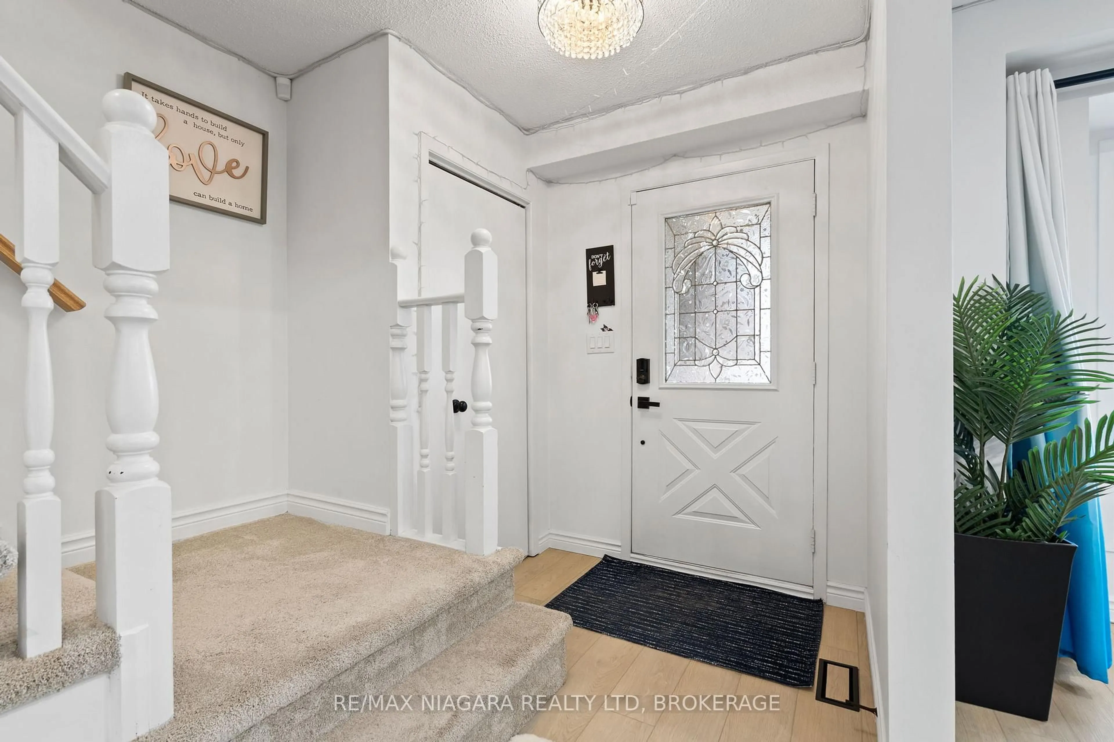 Indoor entryway for 93 Stoney Brook Cres, St. Catharines Ontario L2S 3R9