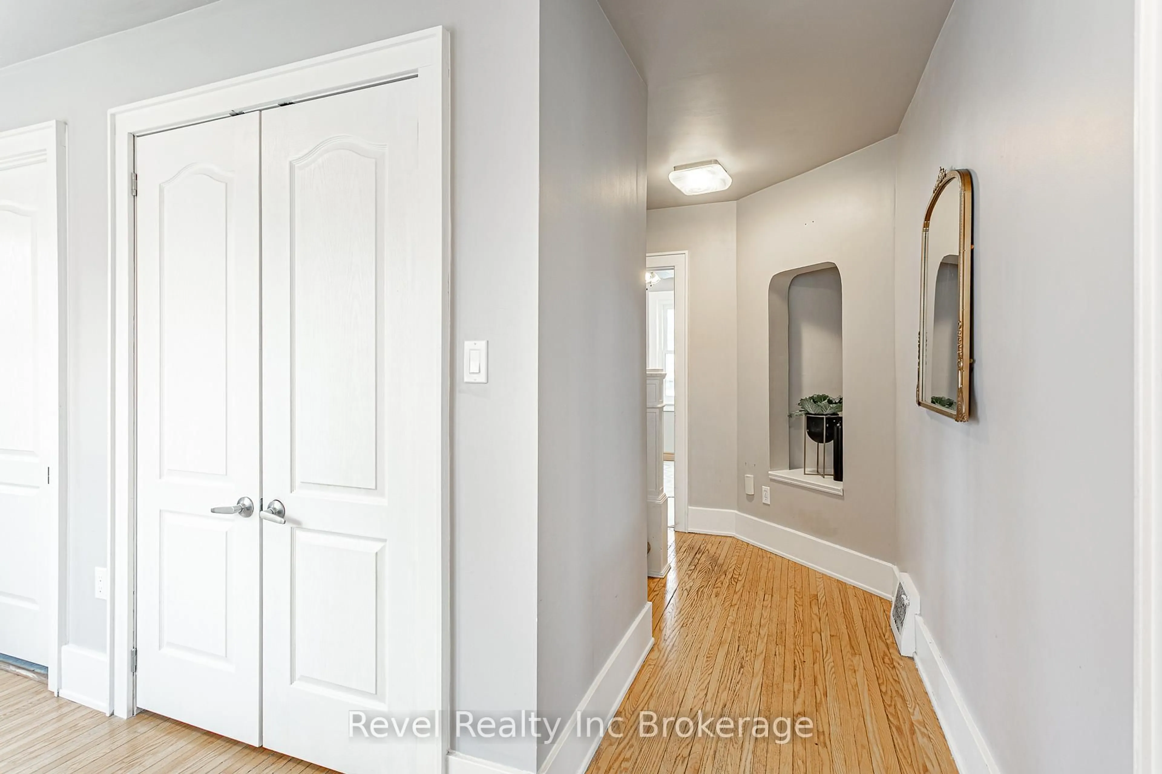 Indoor entryway for 290 Ingersoll Ave, Woodstock Ontario N4S 4W9
