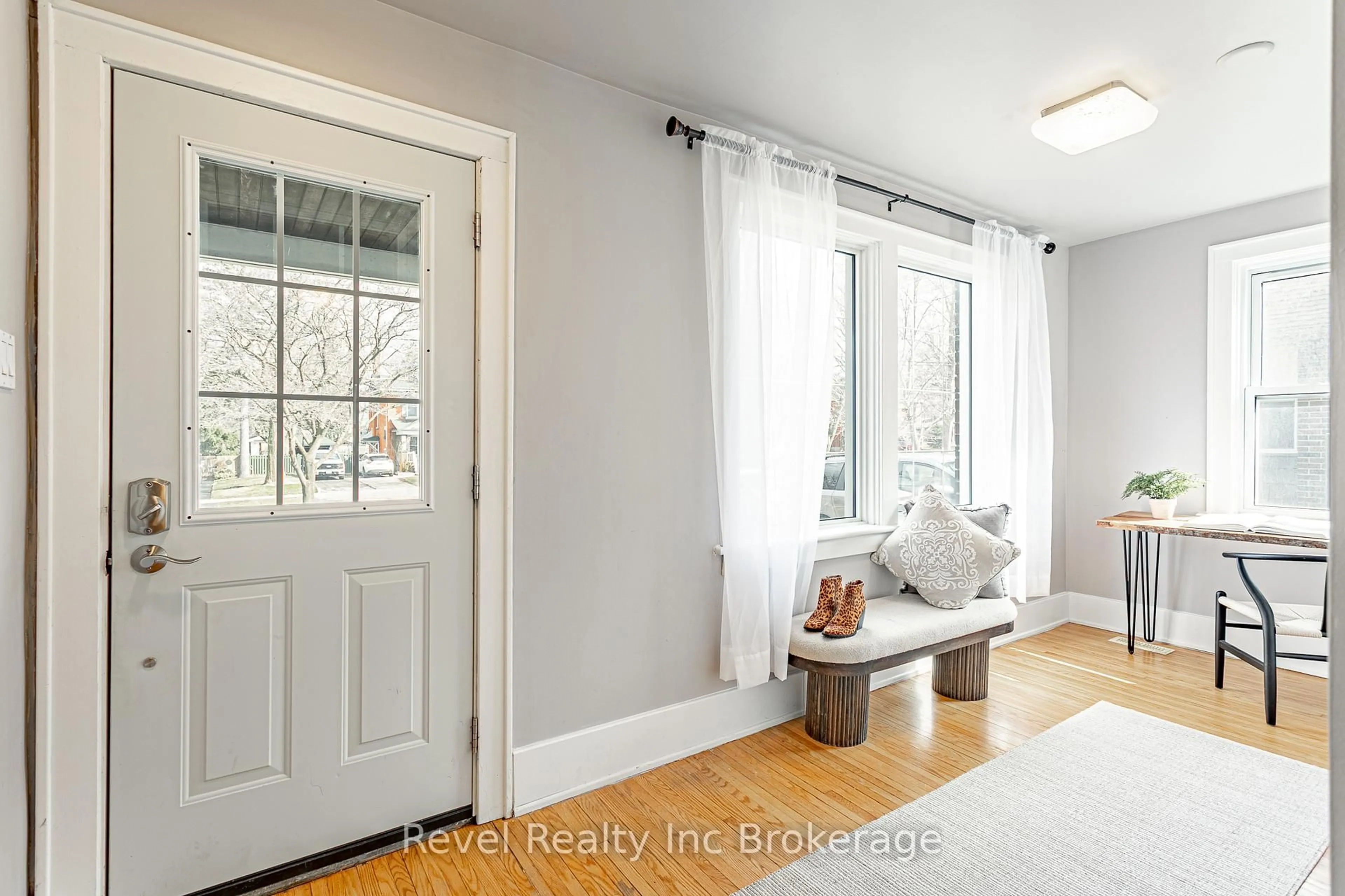 Indoor entryway for 290 Ingersoll Ave, Woodstock Ontario N4S 4W9