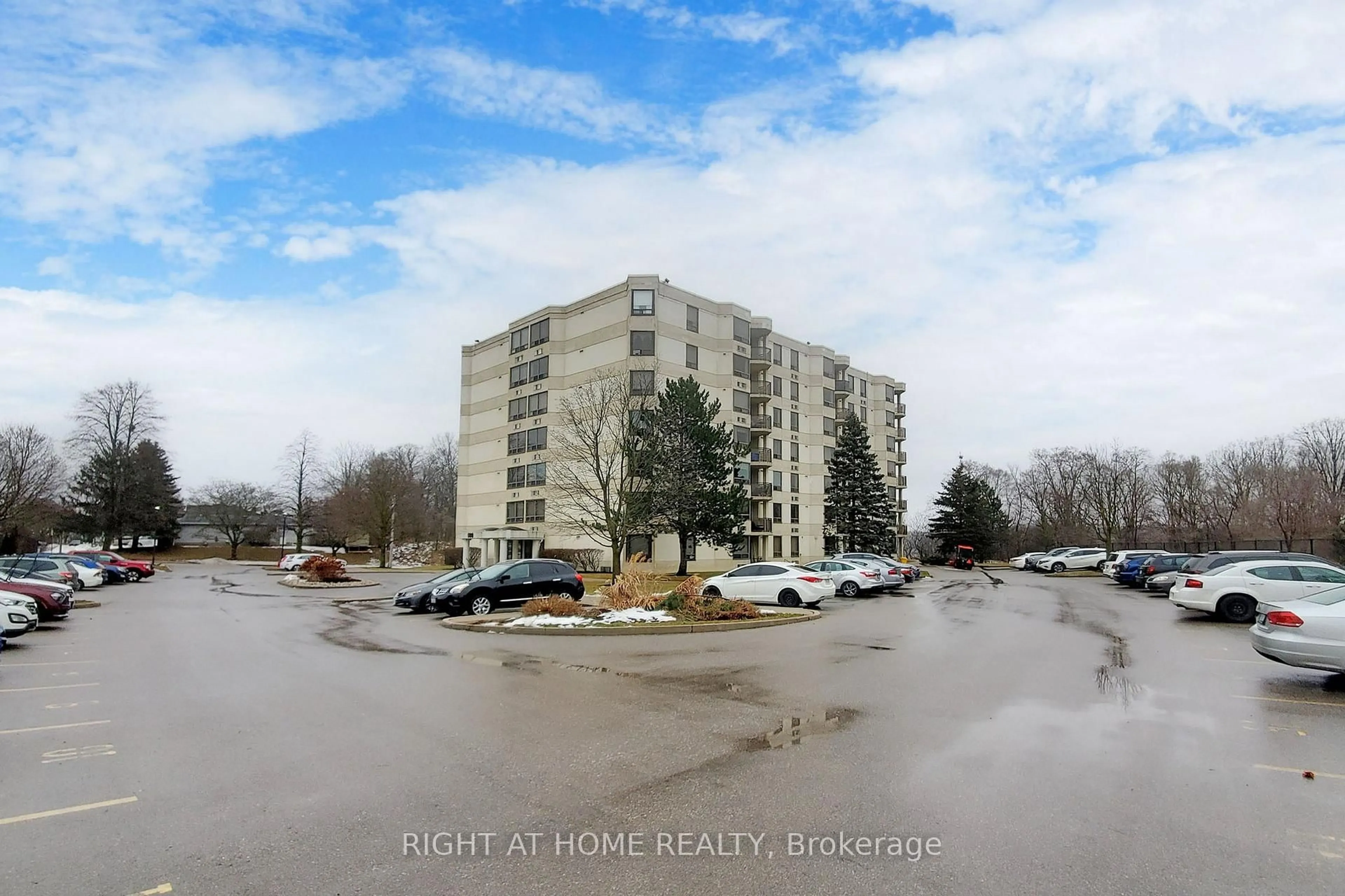 Blurry image for 688 Preston Pkwy #403, Cambridge Ontario N3H 5K6