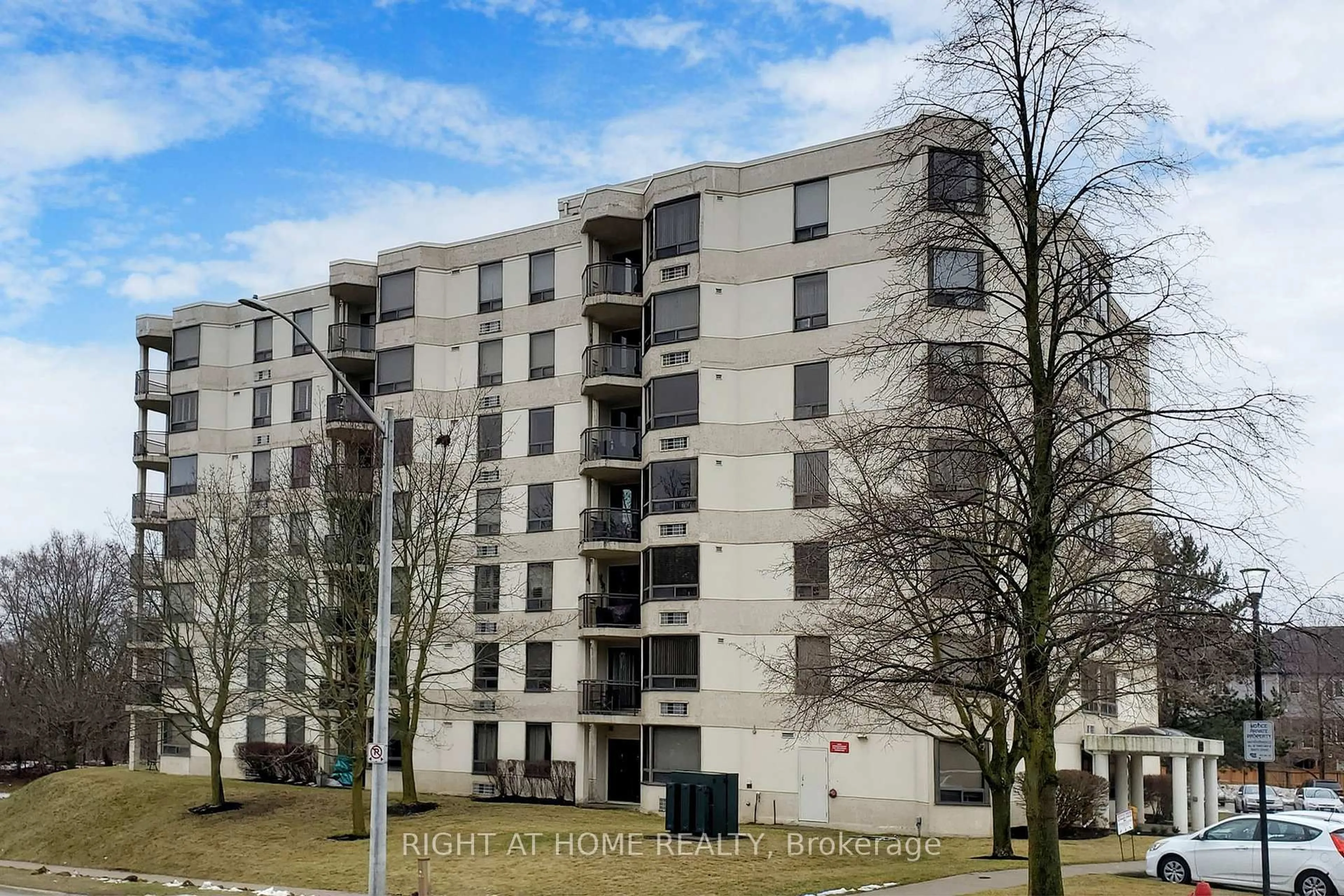 A pic from outside/outdoor area/front of a property/back of a property/a pic from drone, building for 688 Preston Pkwy #403, Cambridge Ontario N3H 5K6