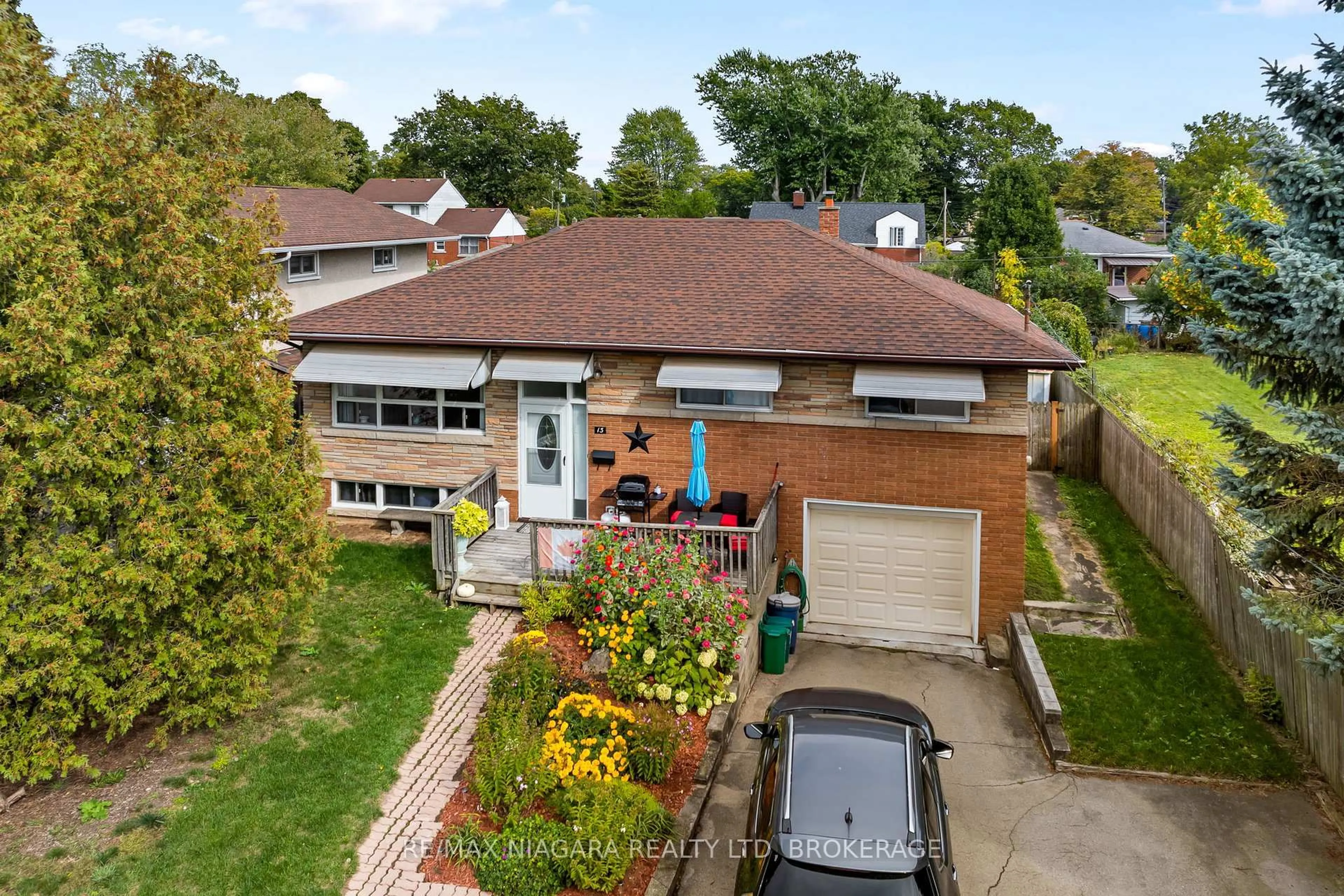 A pic from outside/outdoor area/front of a property/back of a property/a pic from drone, street for 13 RIDGEWOOD Ave, Port Colborne Ontario L3K 5N5