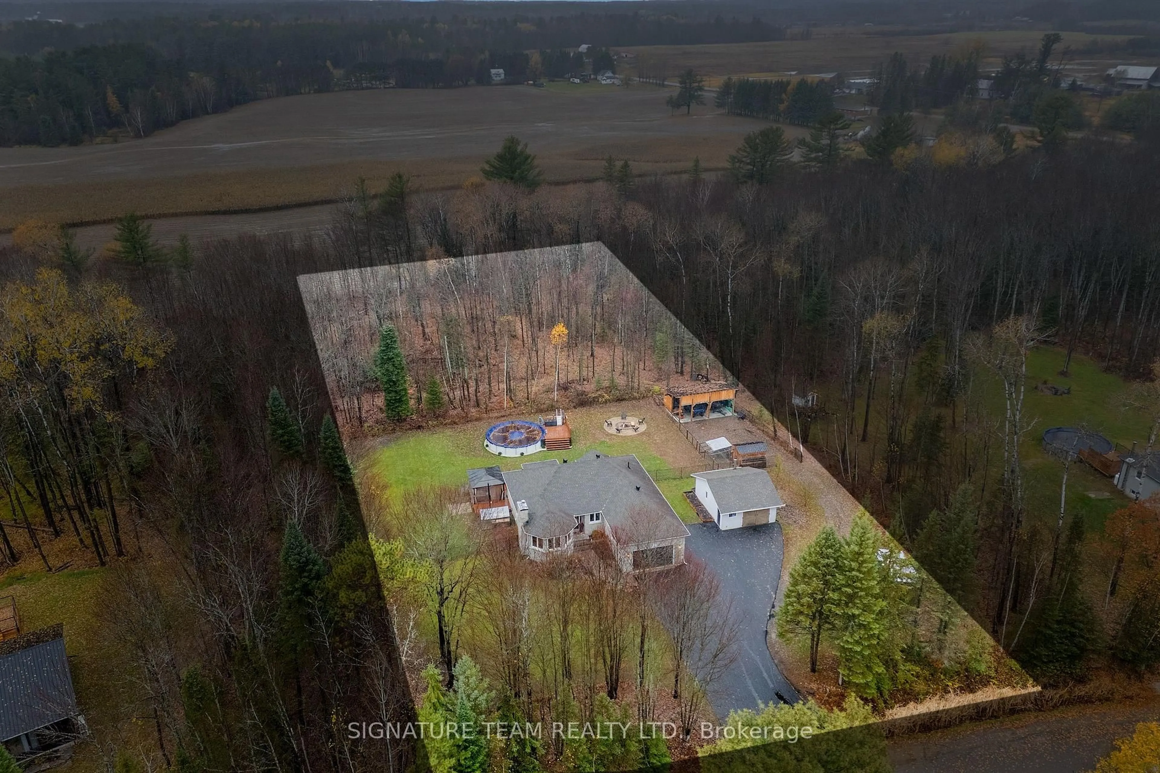 A pic from outside/outdoor area/front of a property/back of a property/a pic from drone, unknown for 165 Sufian St, Pembroke Ontario K8A 6W6