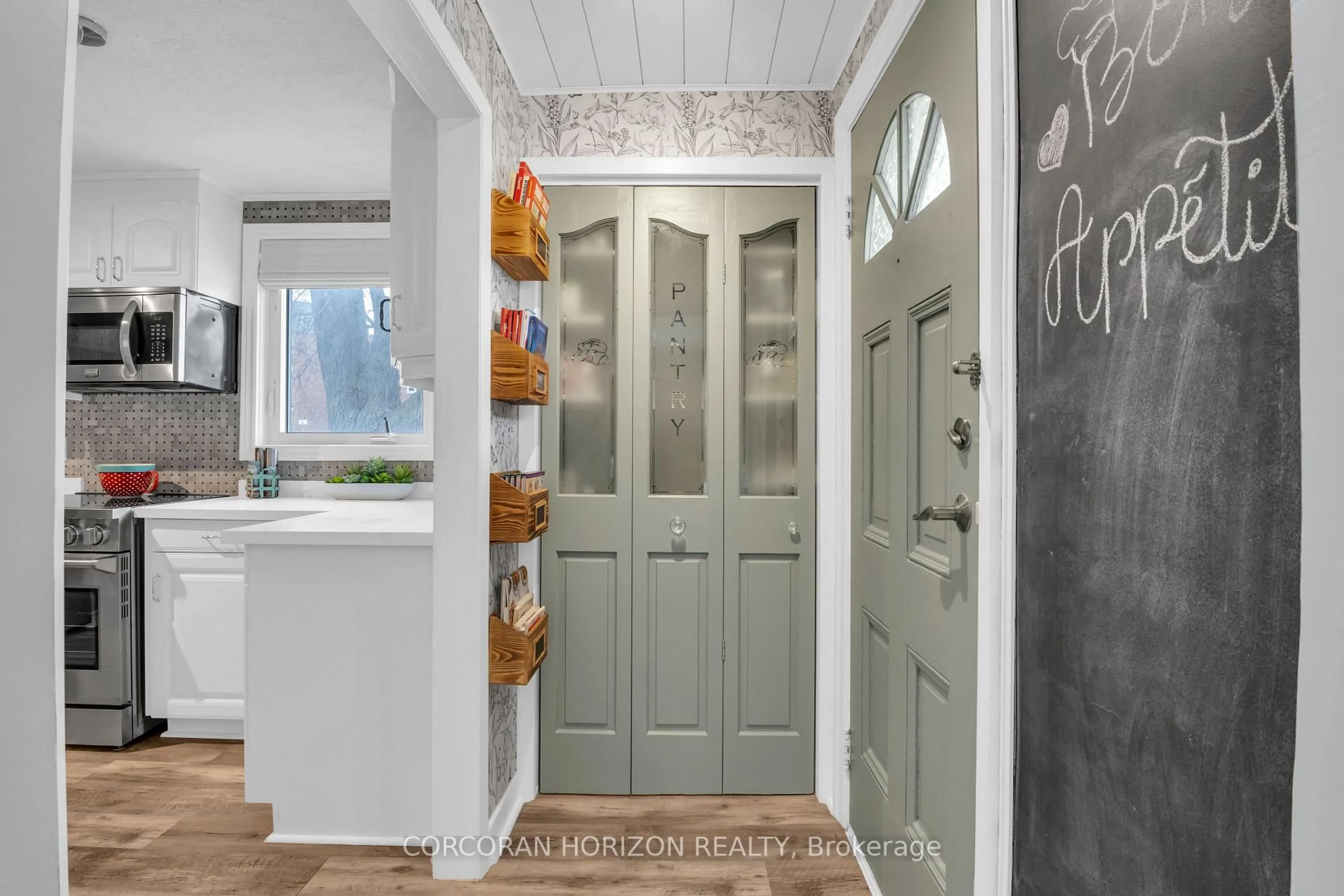 Indoor entryway for 296 Weber St, Kitchener Ontario N2H 1G2